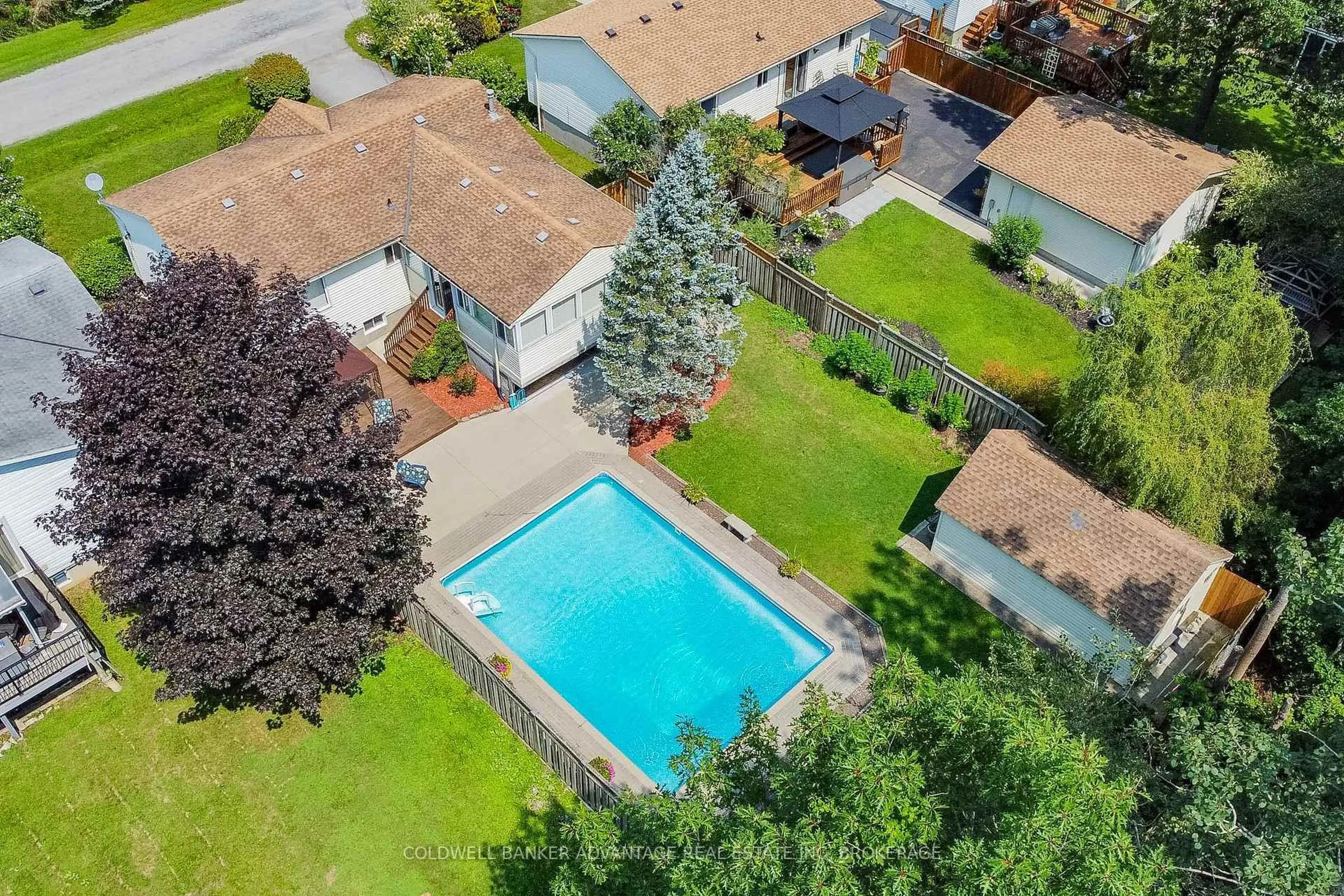 A pic from outside/outdoor area/front of a property/back of a property/a pic from drone, street for 3373 Grove Ave, Fort Erie Ontario L0S 1N0