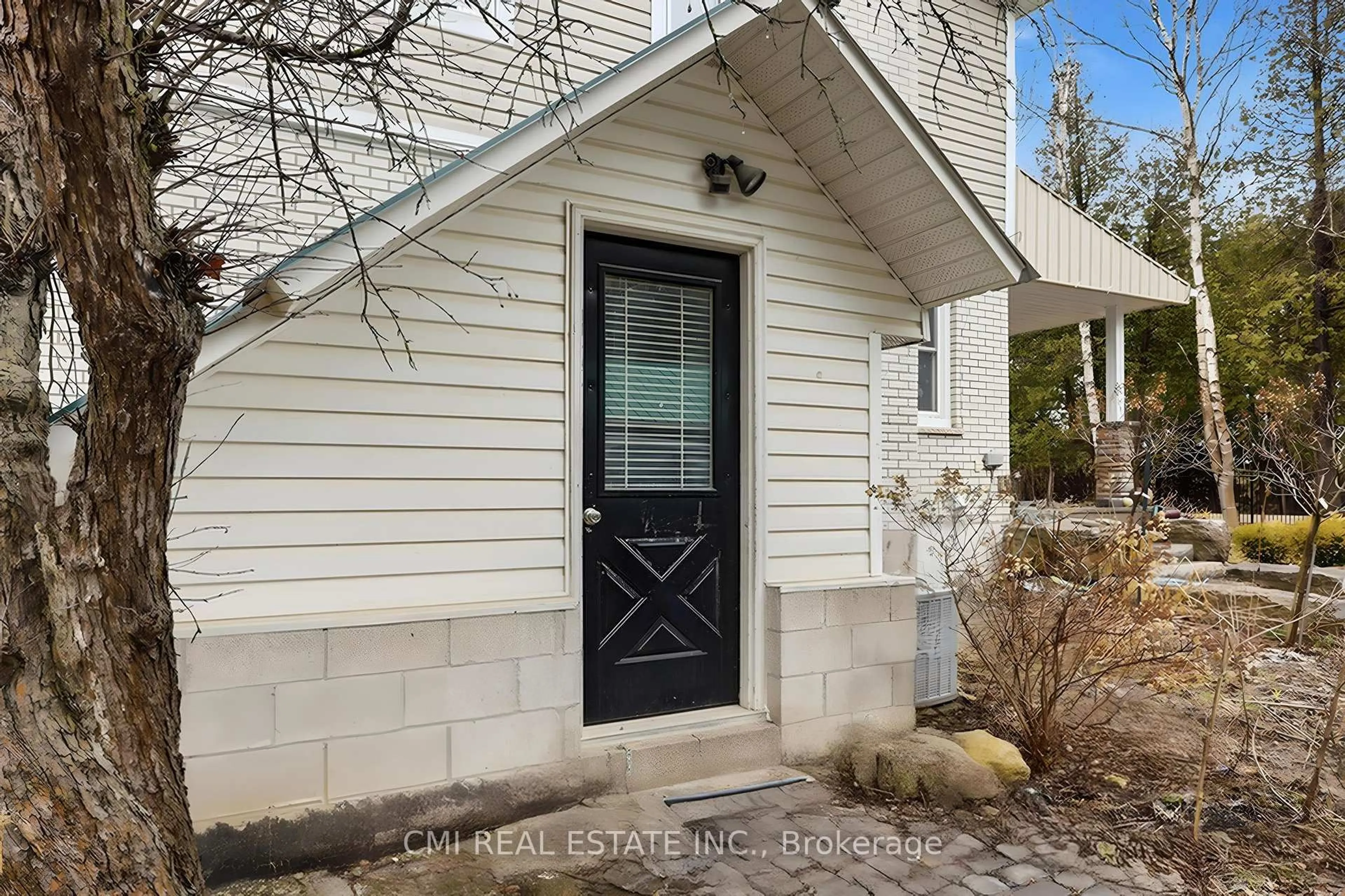 Indoor entryway for 5607 Tenth Line, Erin Ontario N0B 1T0
