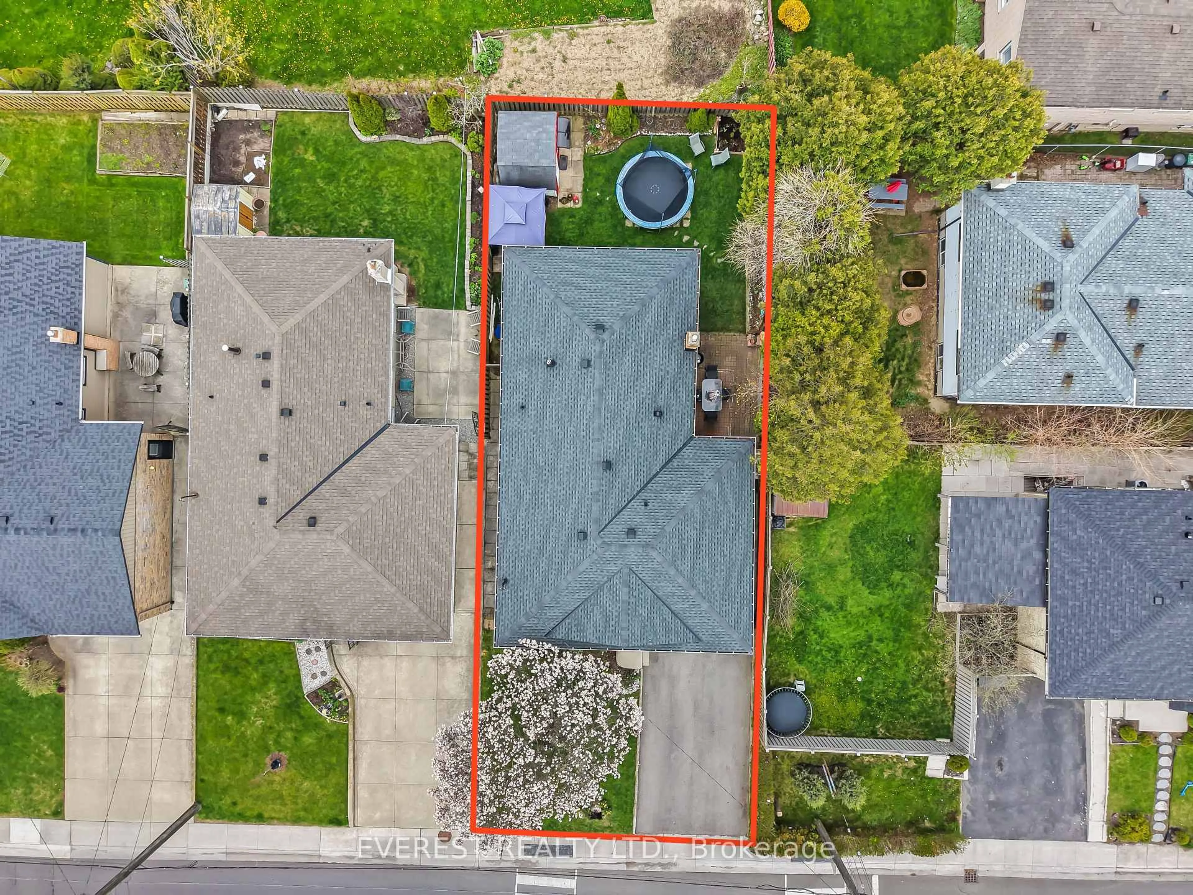 A pic from outside/outdoor area/front of a property/back of a property/a pic from drone, street for 27 Lavina Cres, Hamilton Ontario L9C 5S7