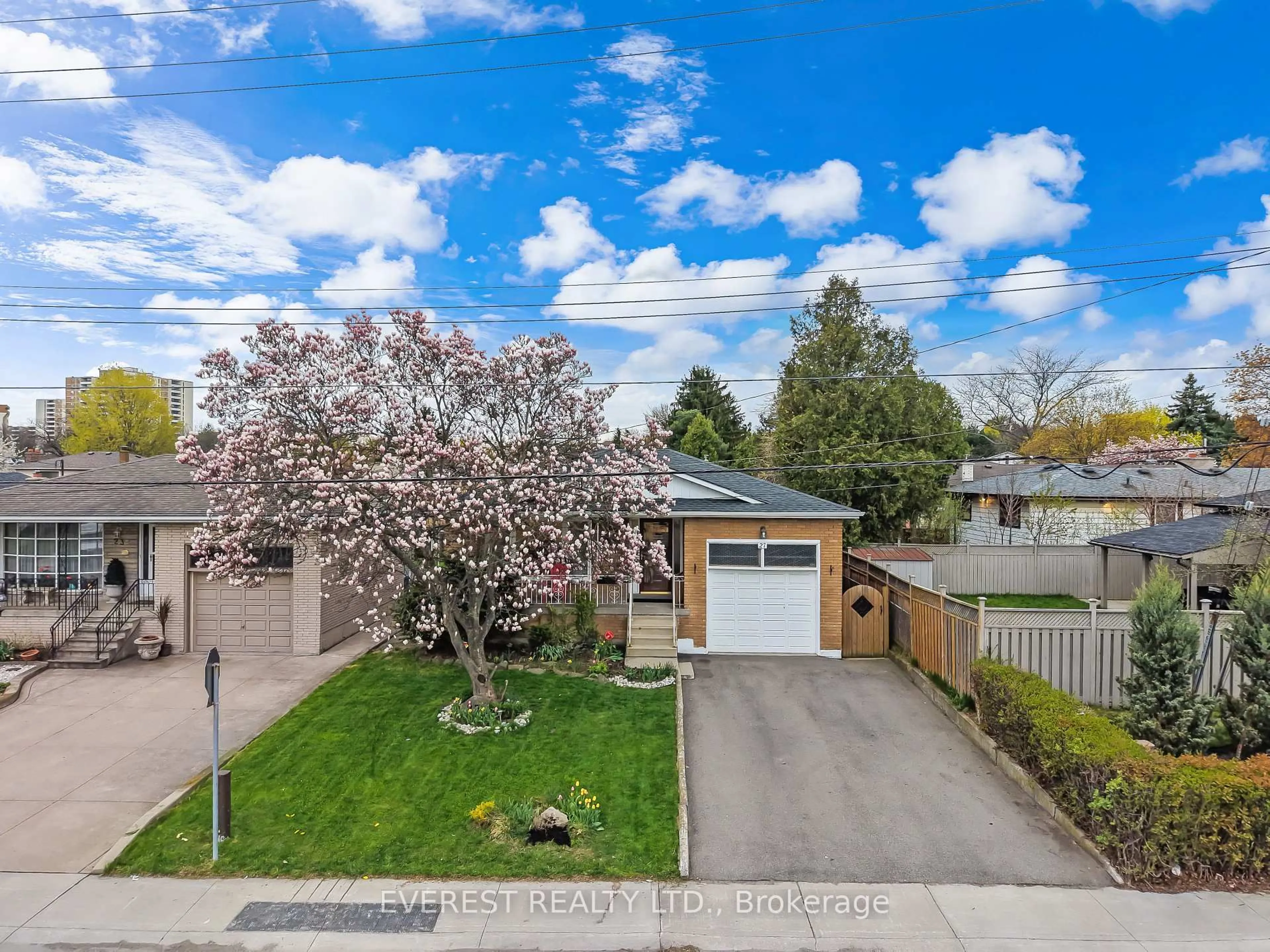 A pic from outside/outdoor area/front of a property/back of a property/a pic from drone, street for 27 Lavina Cres, Hamilton Ontario L9C 5S7