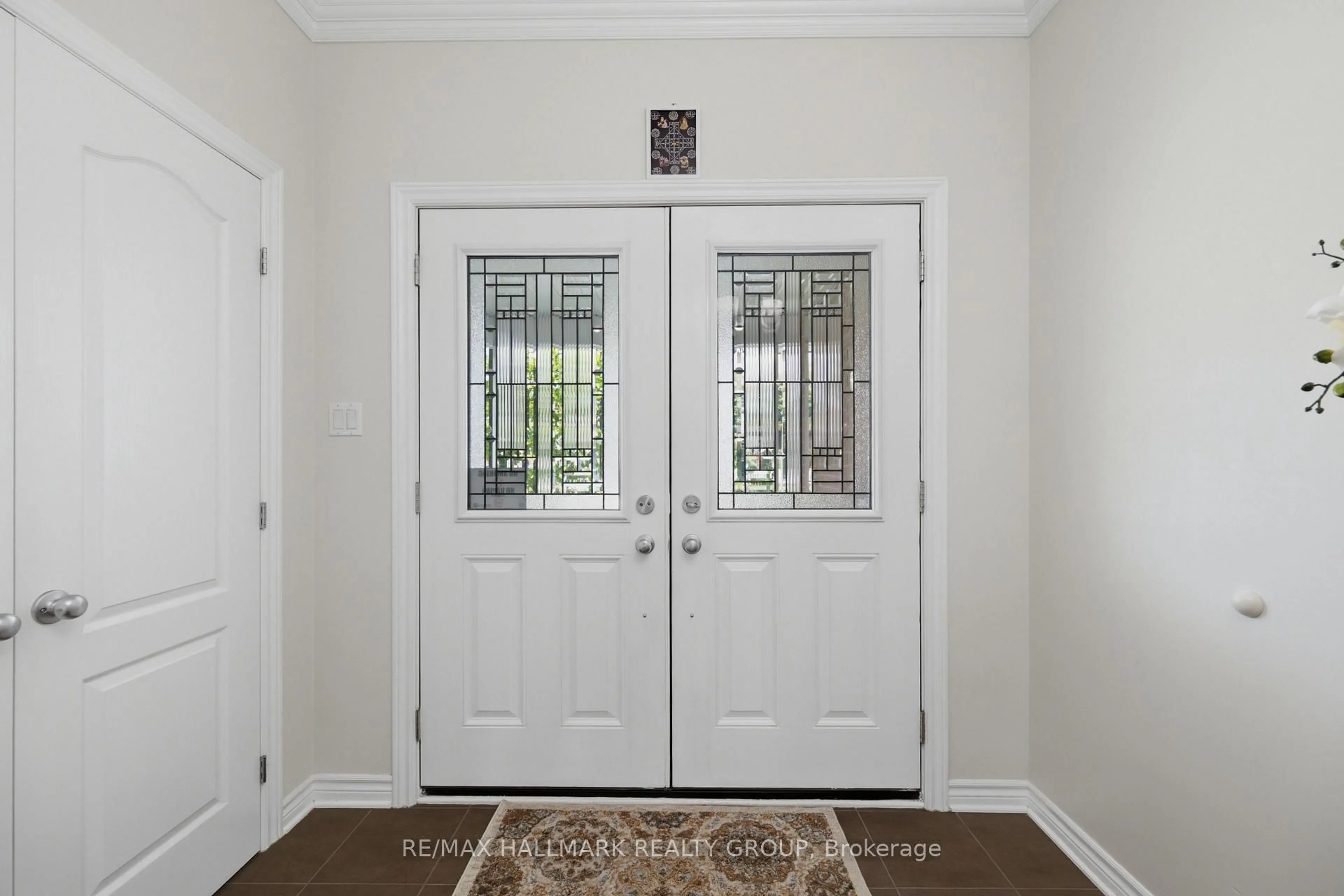 Indoor entryway for 273 GRACEWOOD Cres, Ottawa Ontario K1T 0J1
