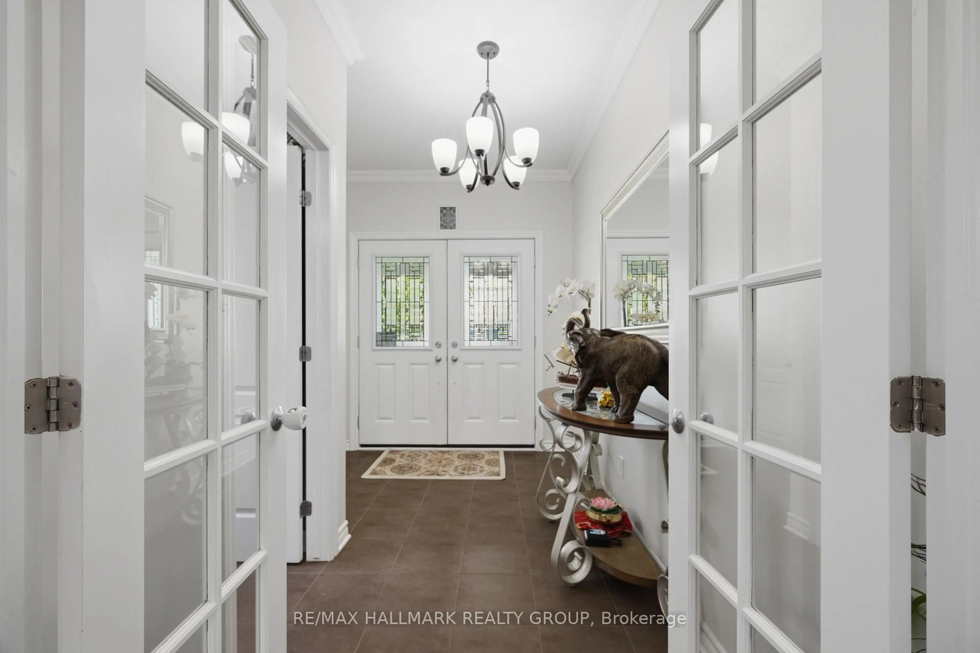 Indoor entryway for 273 GRACEWOOD Cres, Ottawa Ontario K1T 0J1