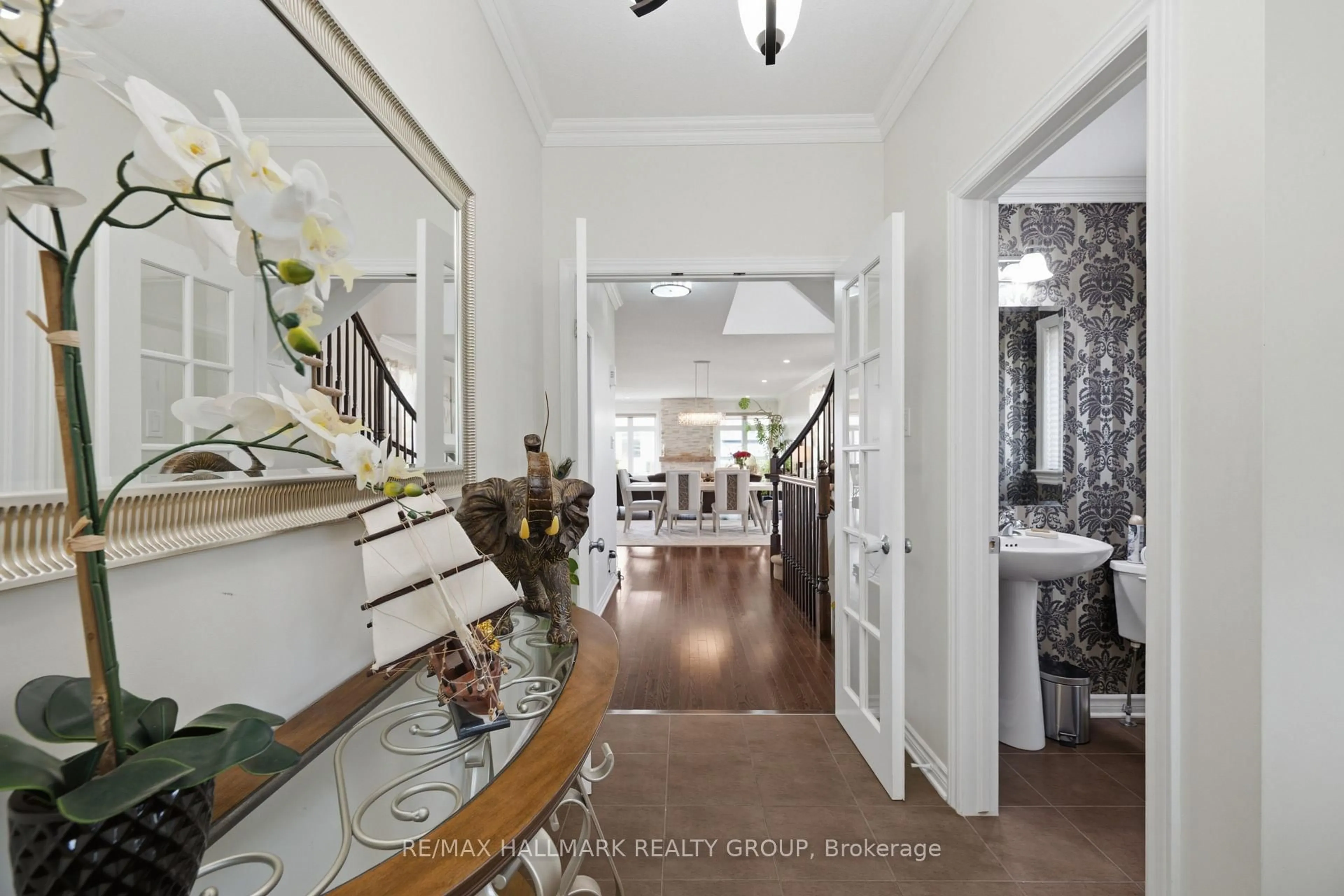 Indoor entryway for 273 GRACEWOOD Cres, Ottawa Ontario K1T 0J1