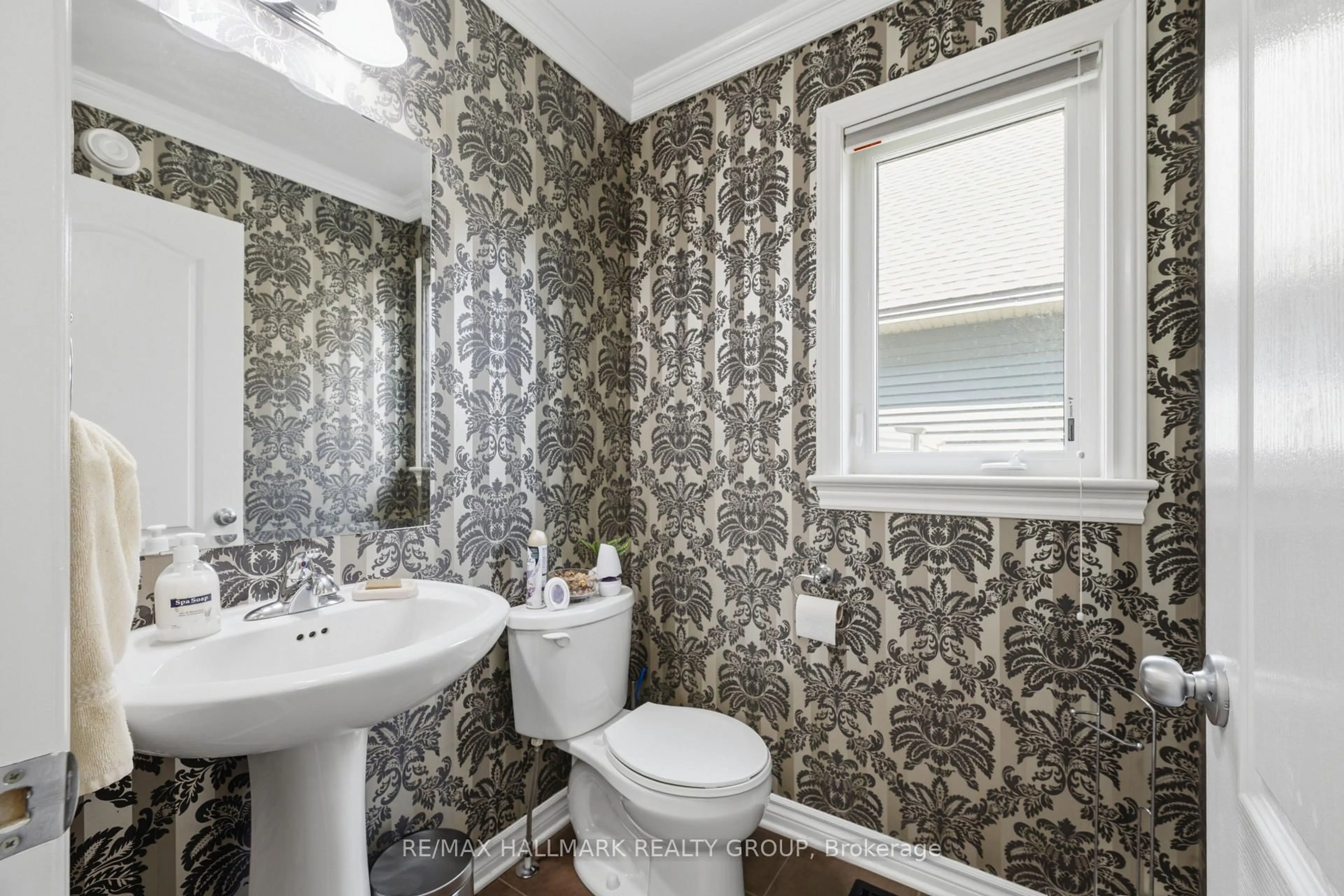 Contemporary bathroom, ceramic/tile floor for 273 GRACEWOOD Cres, Ottawa Ontario K1T 0J1