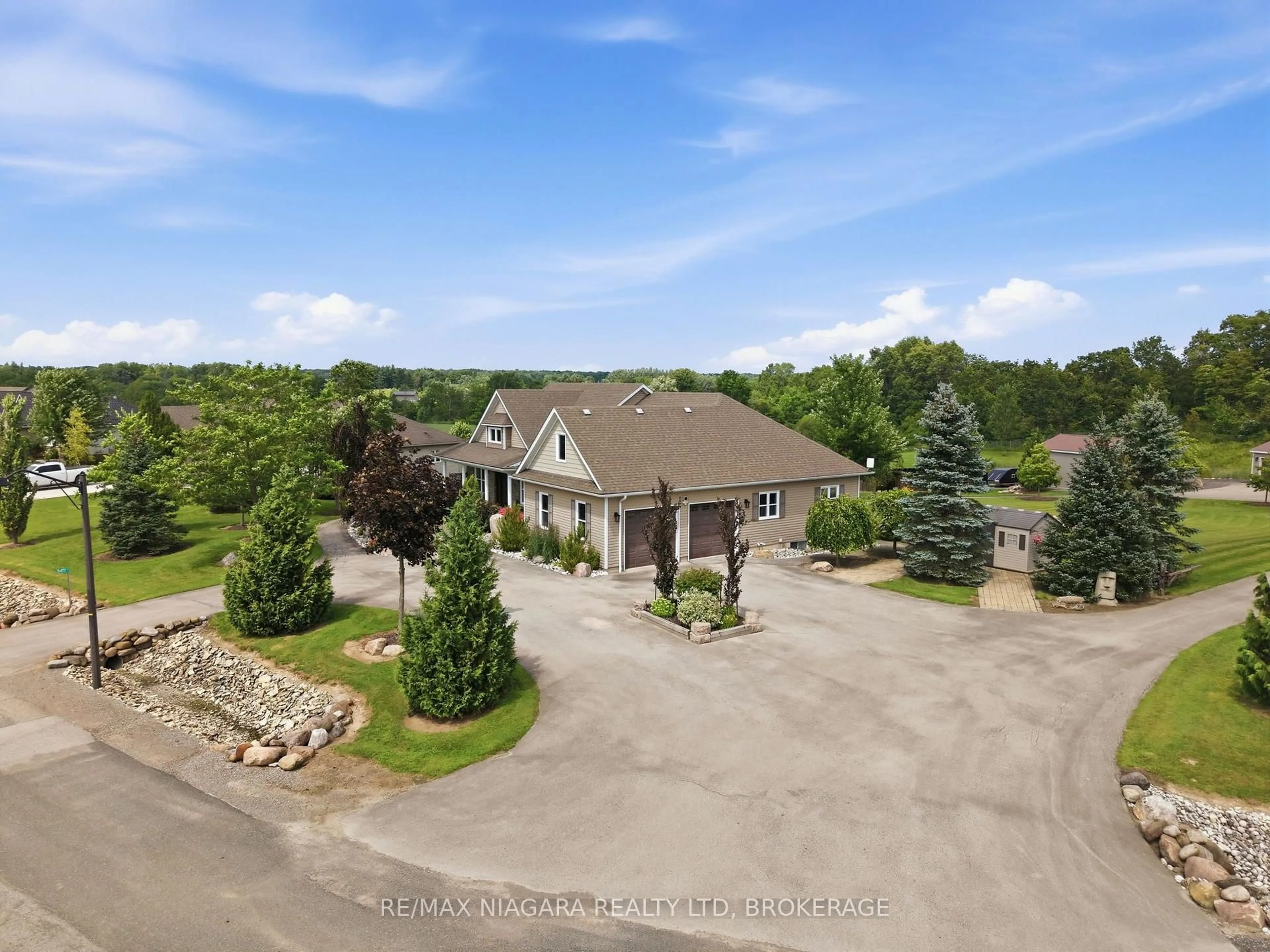 A pic from outside/outdoor area/front of a property/back of a property/a pic from drone, unknown for 5477 Attema Cres, West Lincoln Ontario L0R 1Y0