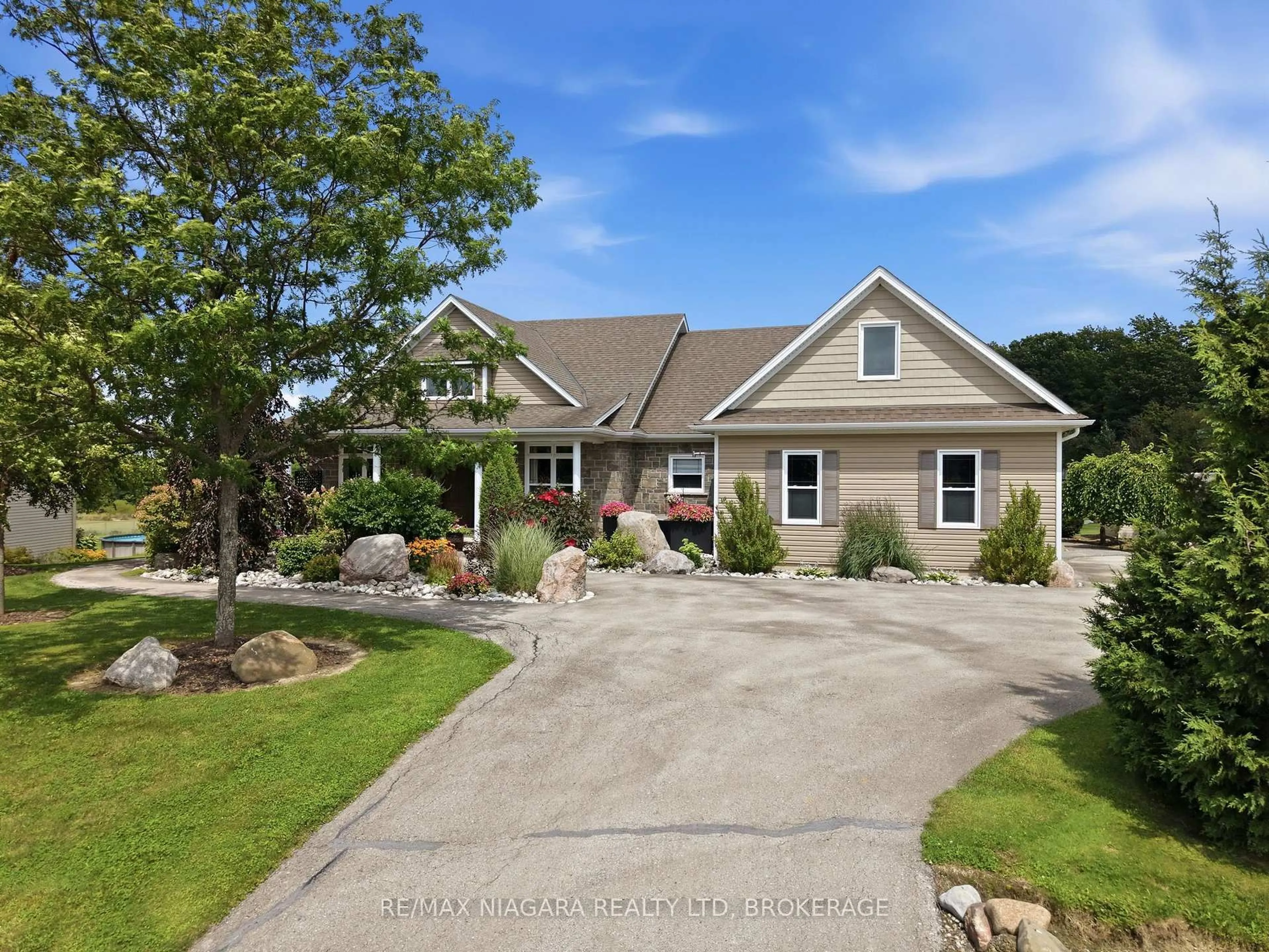 Home with vinyl exterior material, unknown for 5477 Attema Cres, West Lincoln Ontario L0R 1Y0