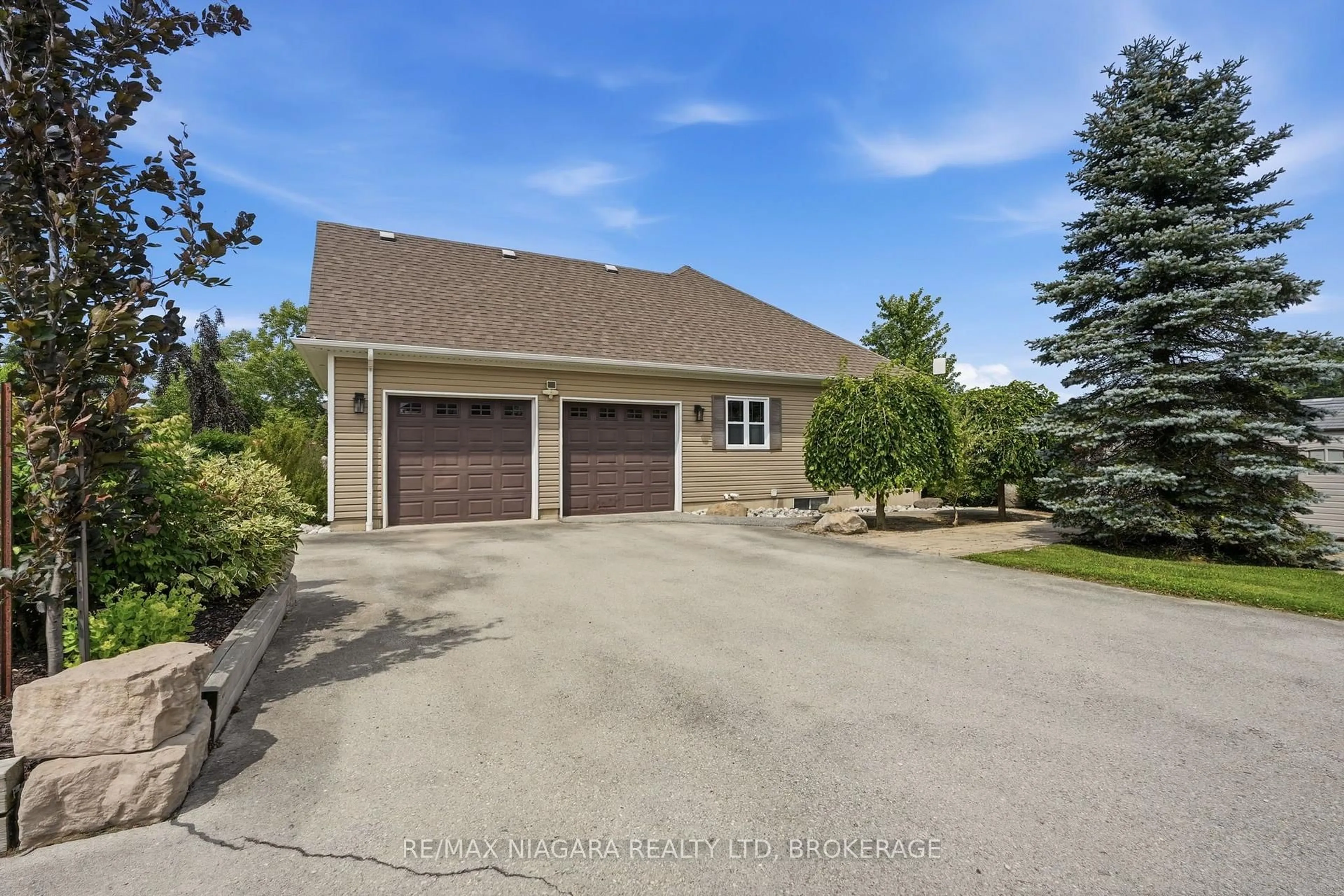A pic from outside/outdoor area/front of a property/back of a property/a pic from drone, street for 5477 Attema Cres, West Lincoln Ontario L0R 1Y0