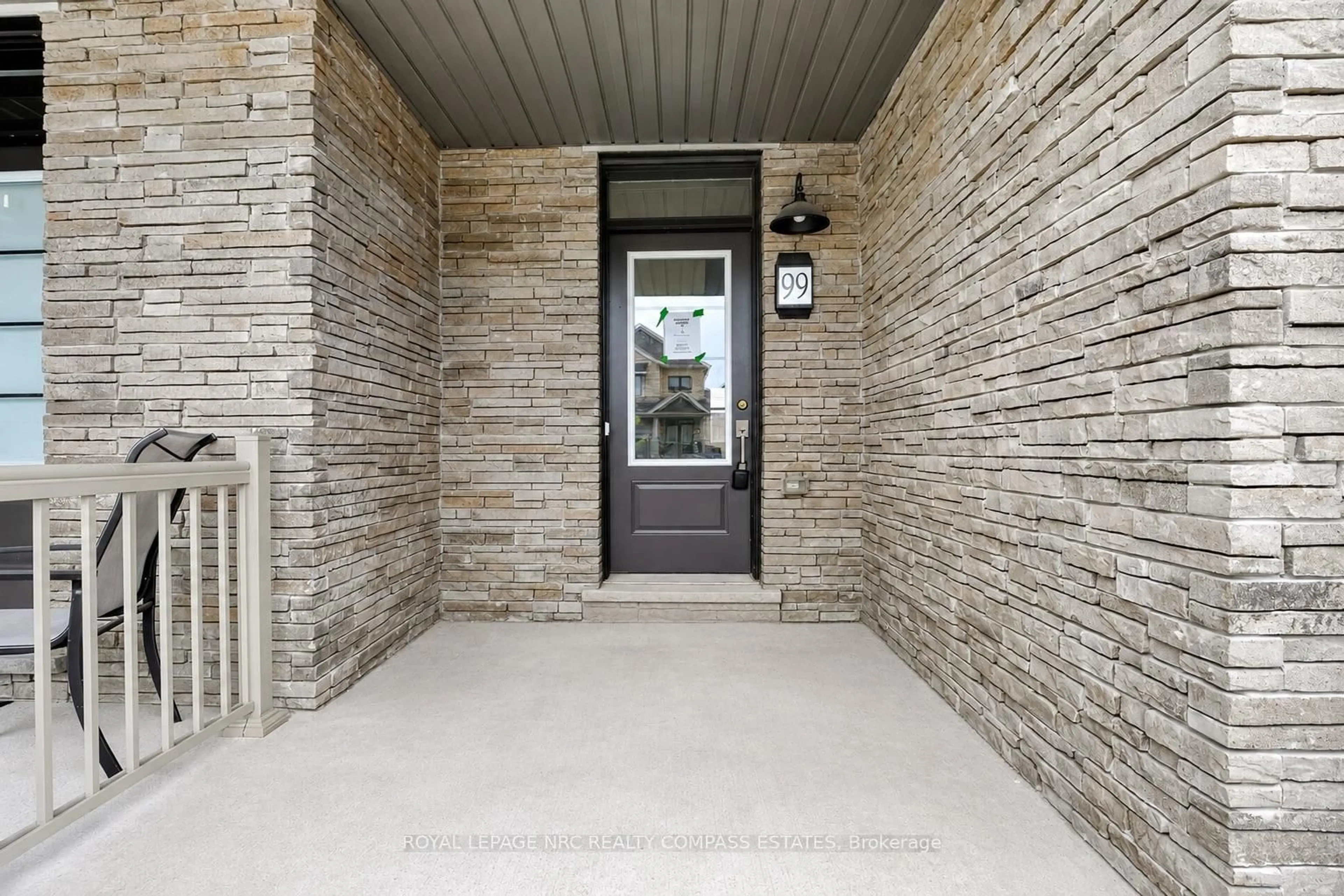Indoor entryway for 99 Keelson St, Welland Ontario L3B 5K5