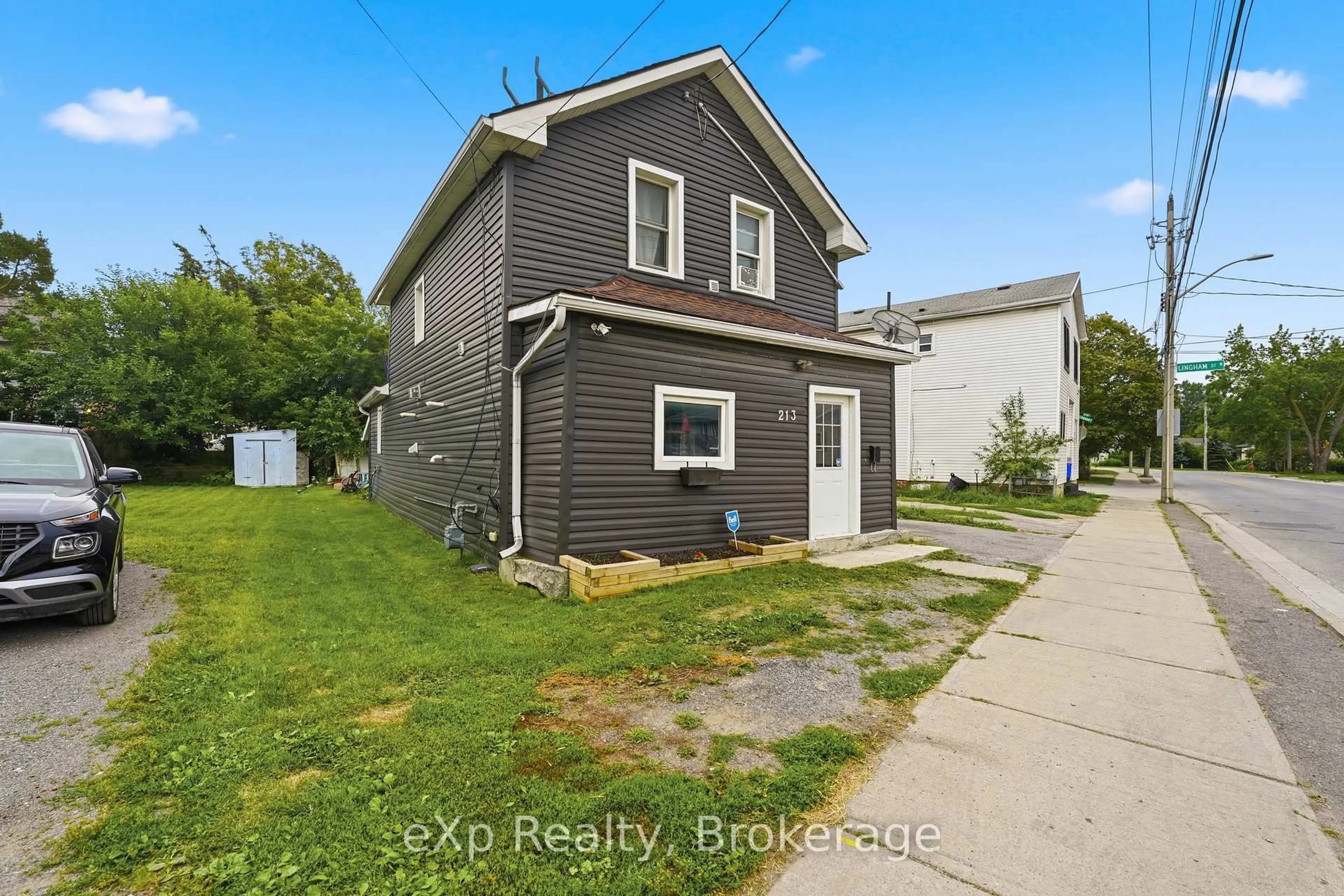 A pic from outside/outdoor area/front of a property/back of a property/a pic from drone, street for 213 Station St, Belleville Ontario K8N 2T6