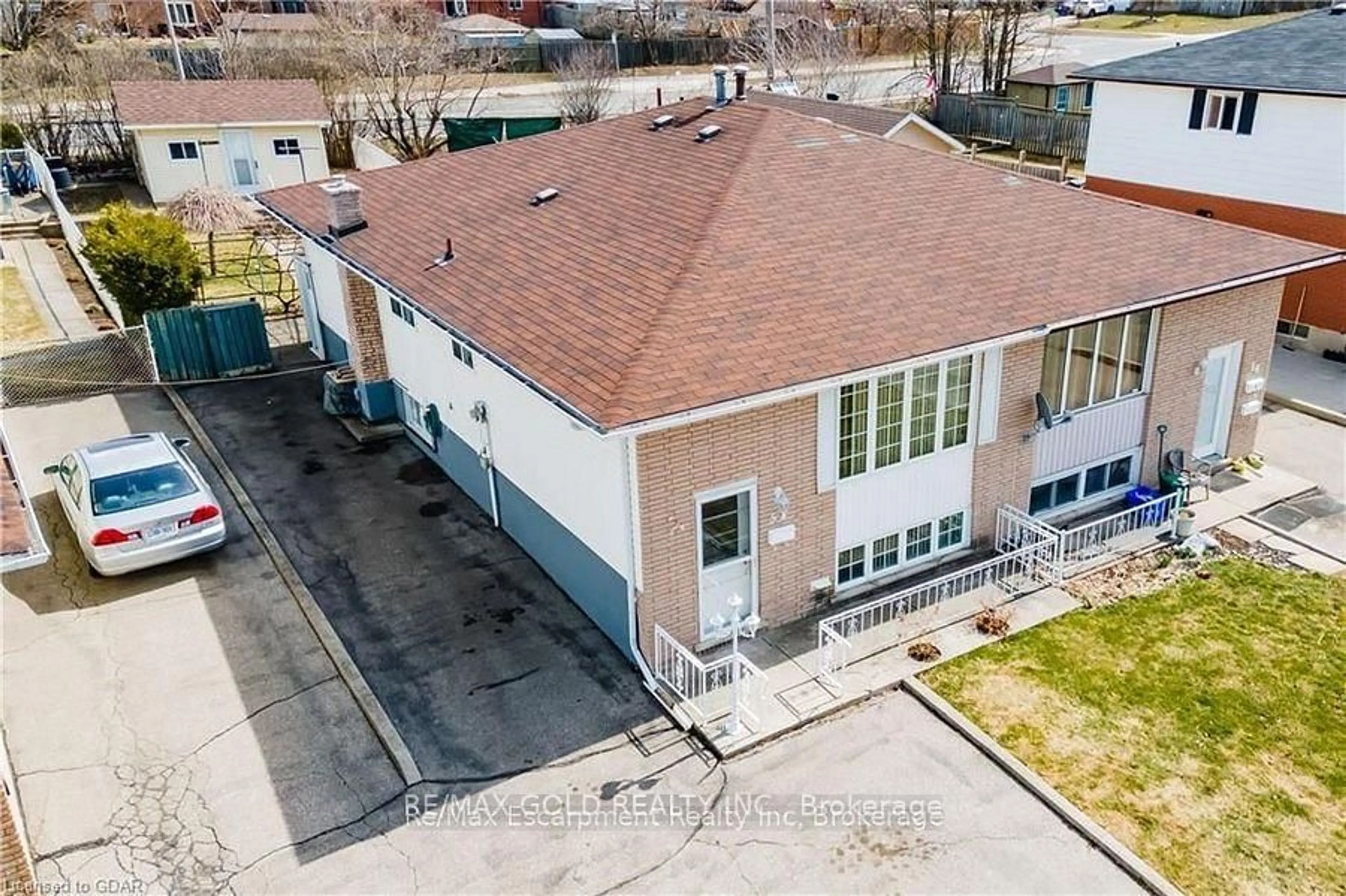 A pic from outside/outdoor area/front of a property/back of a property/a pic from drone, building for 54 Bakersfield Dr, Cambridge Ontario N1R 6X6