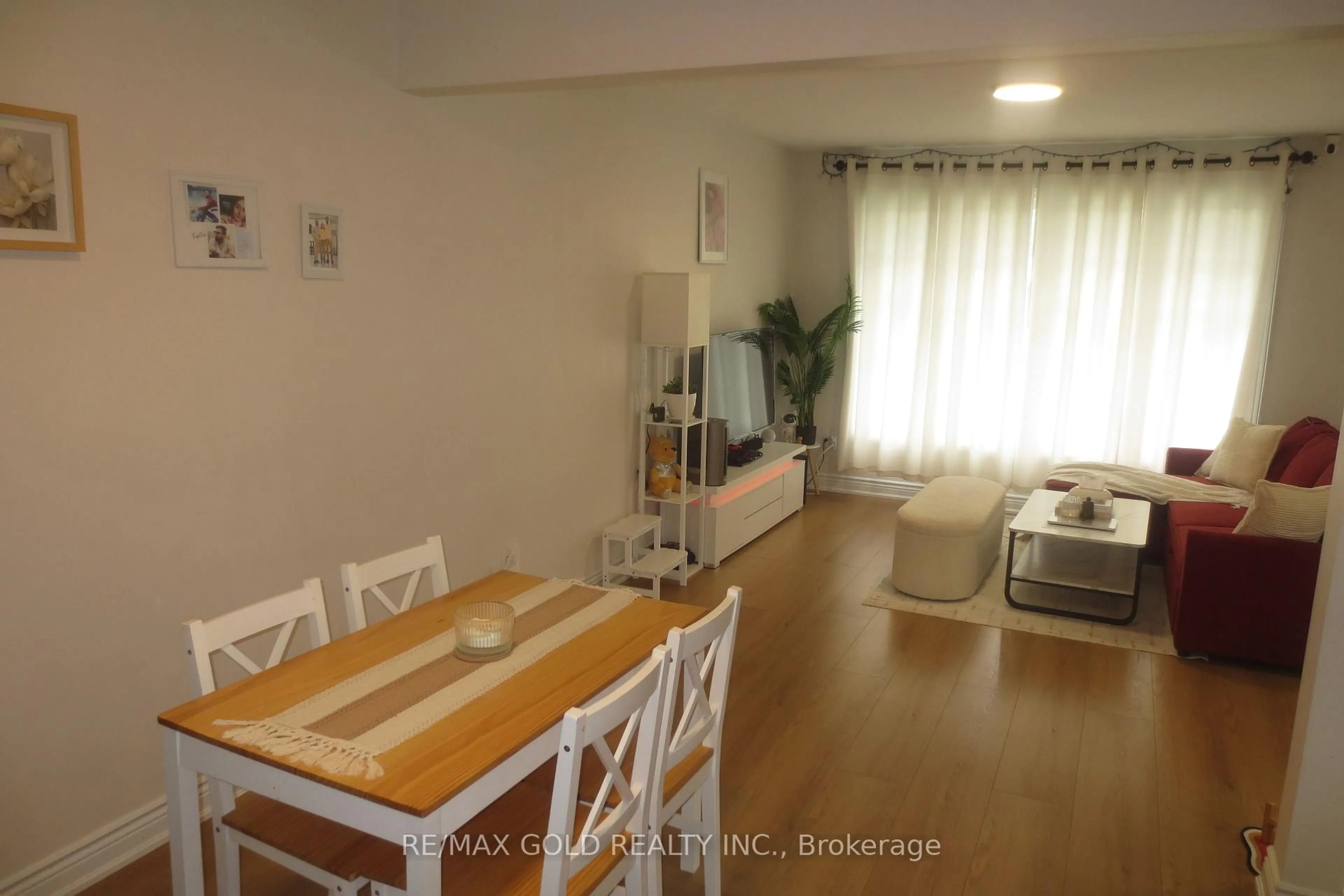 Dining room, wood/laminate floor for 54 Bakersfield Dr, Cambridge Ontario N1R 6X6
