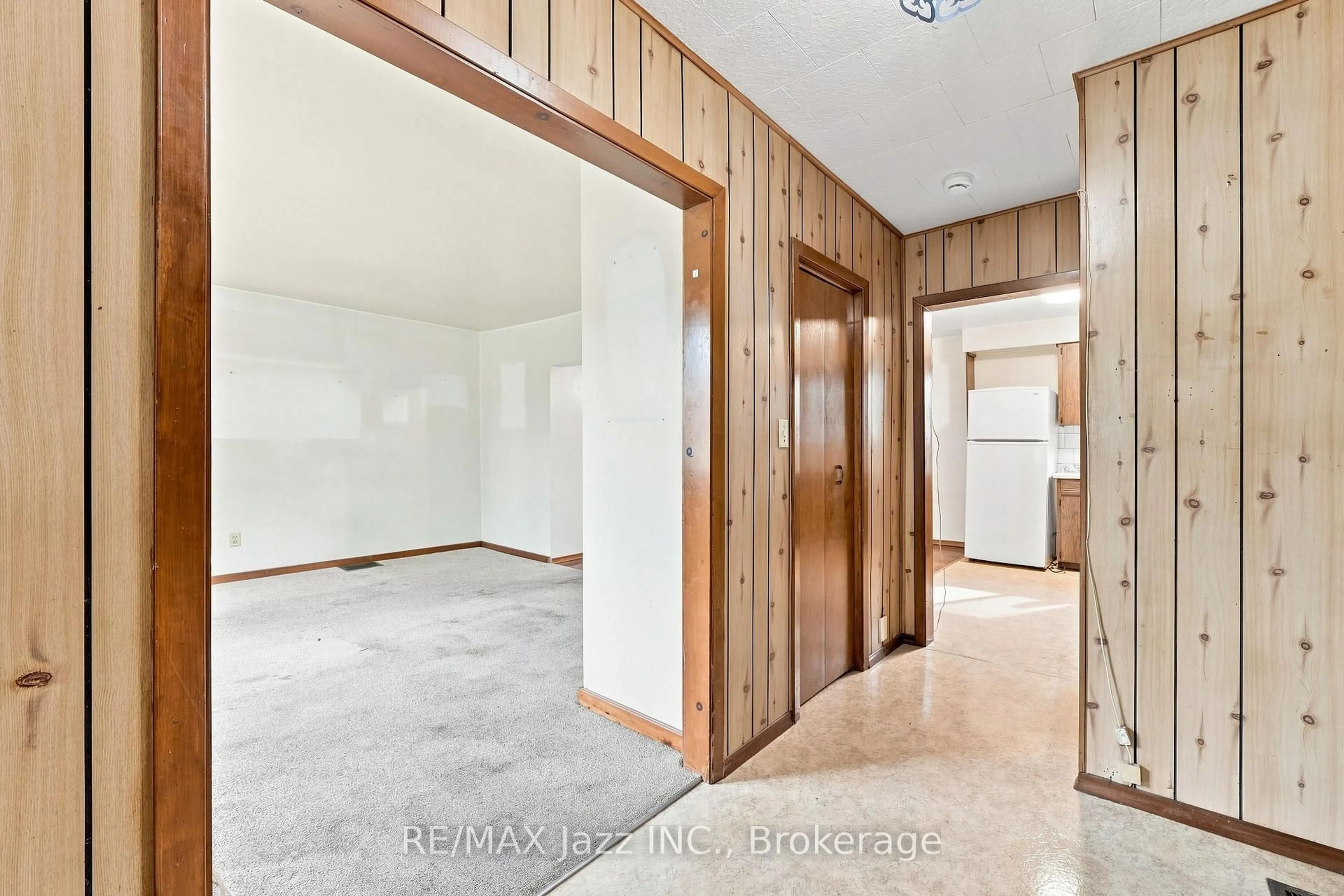 Indoor foyer for 119 West St, Belleville Ontario K8N 4X8