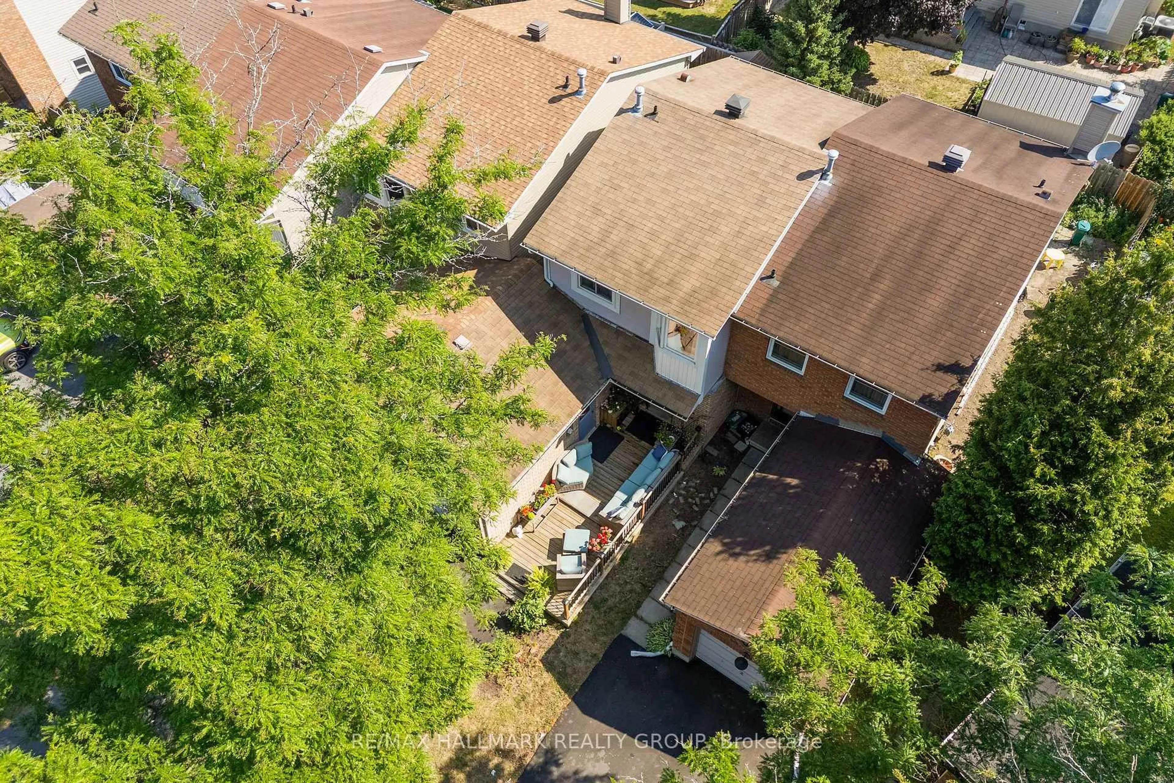 A pic from outside/outdoor area/front of a property/back of a property/a pic from drone, unknown for 1446 Deavy Way, Ottawa Ontario K1E 2W8