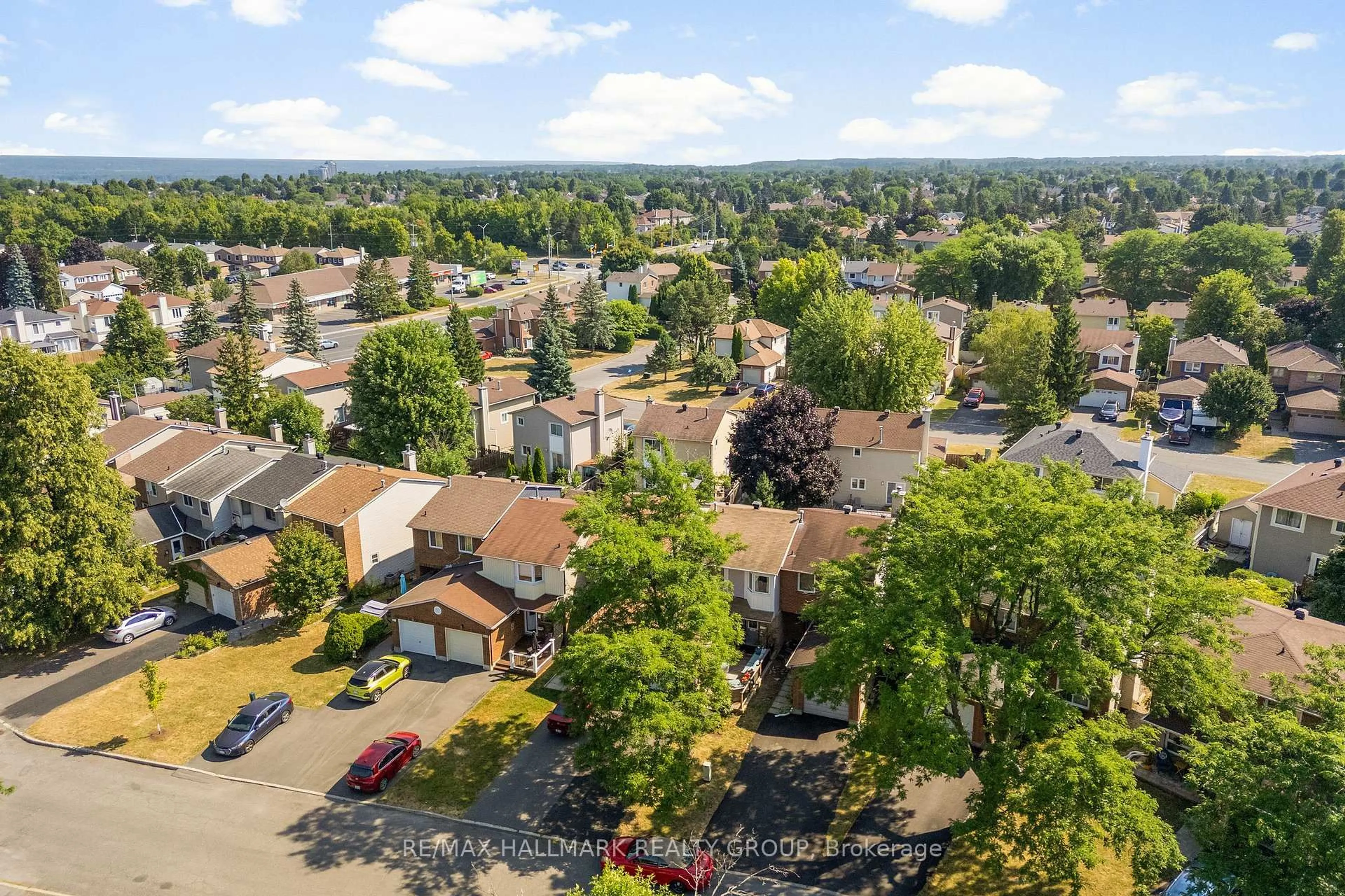 A pic from outside/outdoor area/front of a property/back of a property/a pic from drone, unknown for 1446 Deavy Way, Ottawa Ontario K1E 2W8