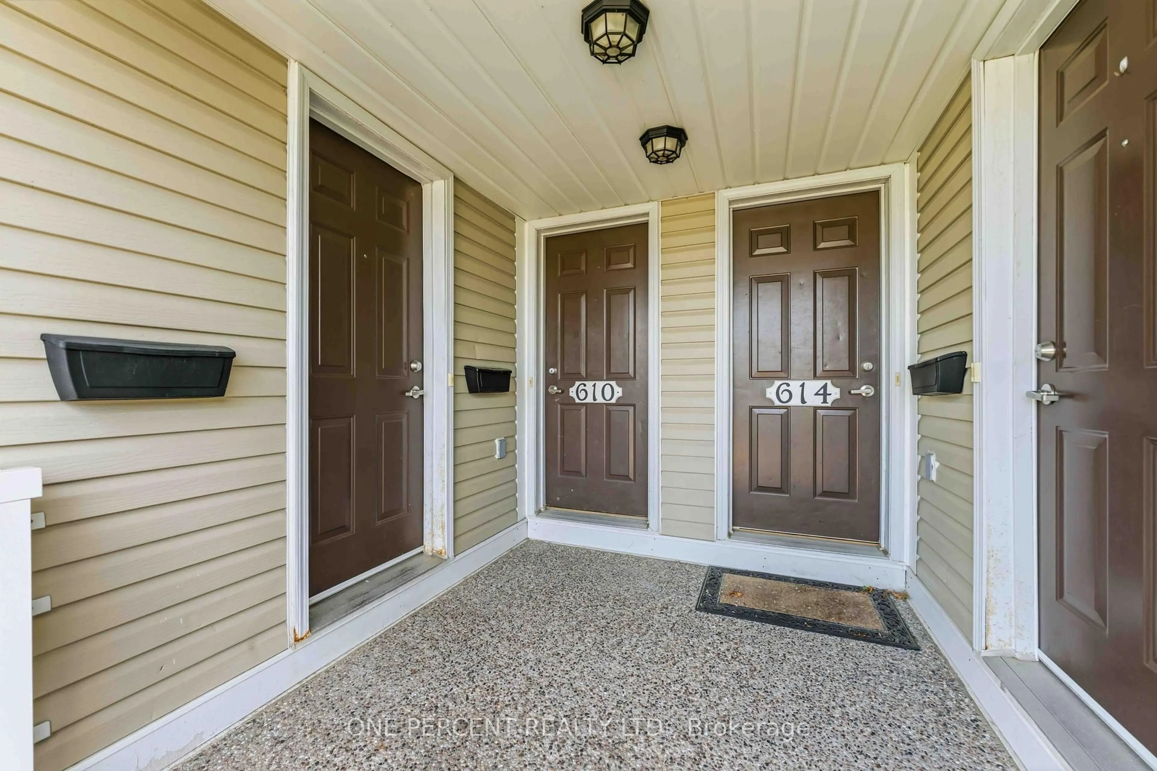 Indoor entryway for 610 LAKERIDGE Dr, Ottawa Ontario K4A 0H4