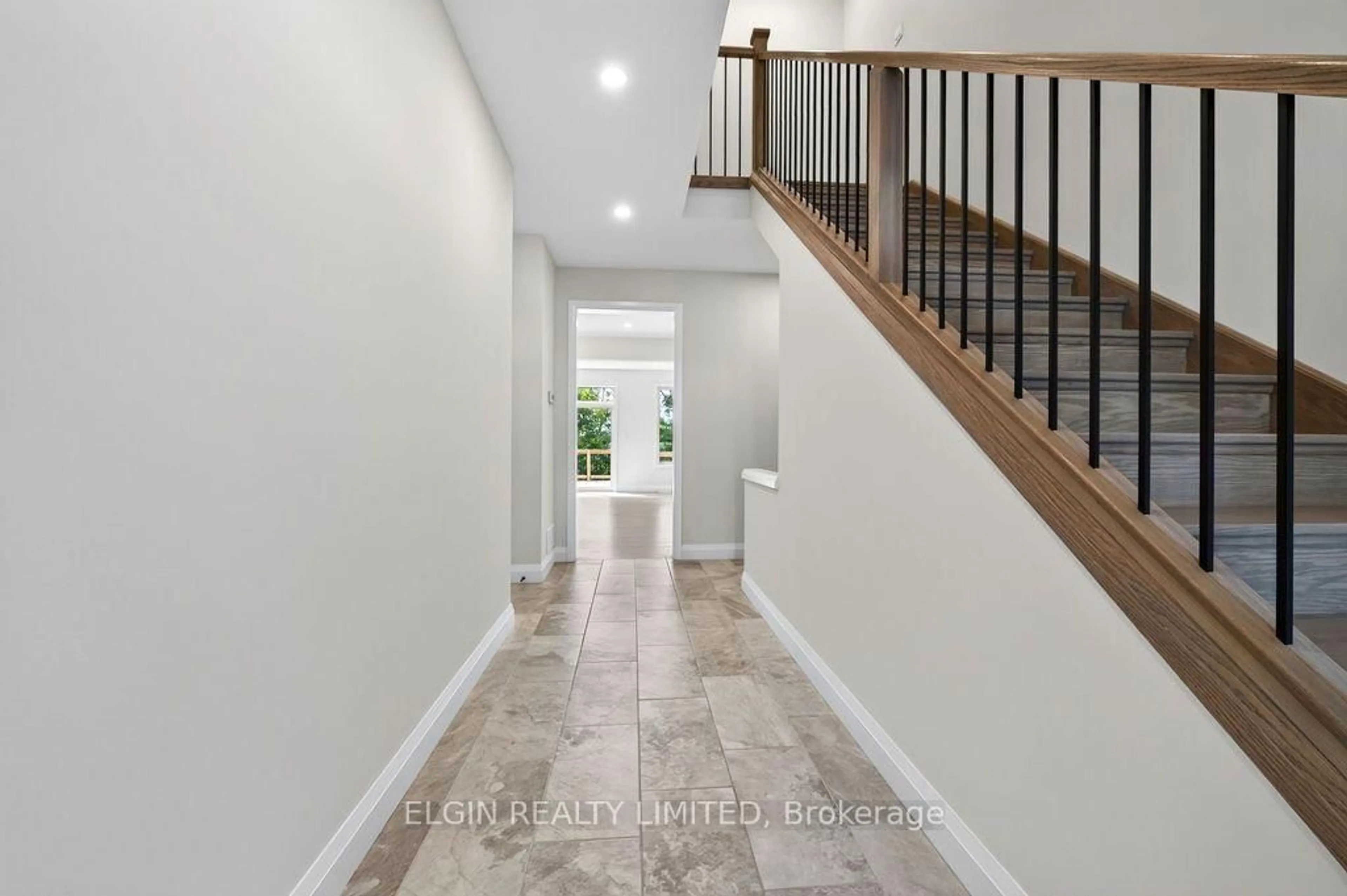 Indoor entryway for 49 Royal Dornoch Dr #15, St. Thomas Ontario N5R 0P4