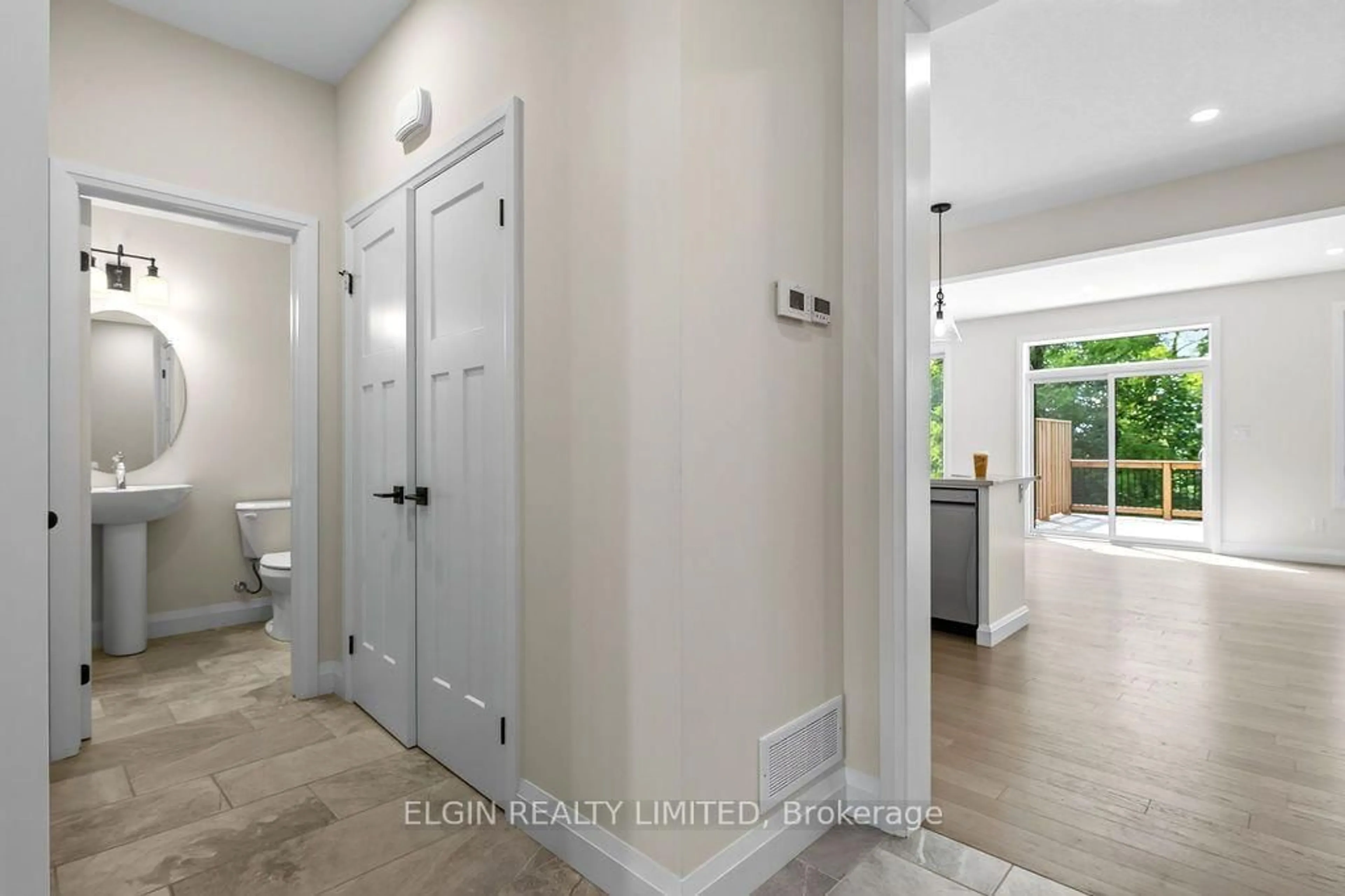 Indoor entryway for 49 Royal Dornoch Dr #15, St. Thomas Ontario N5R 0P4