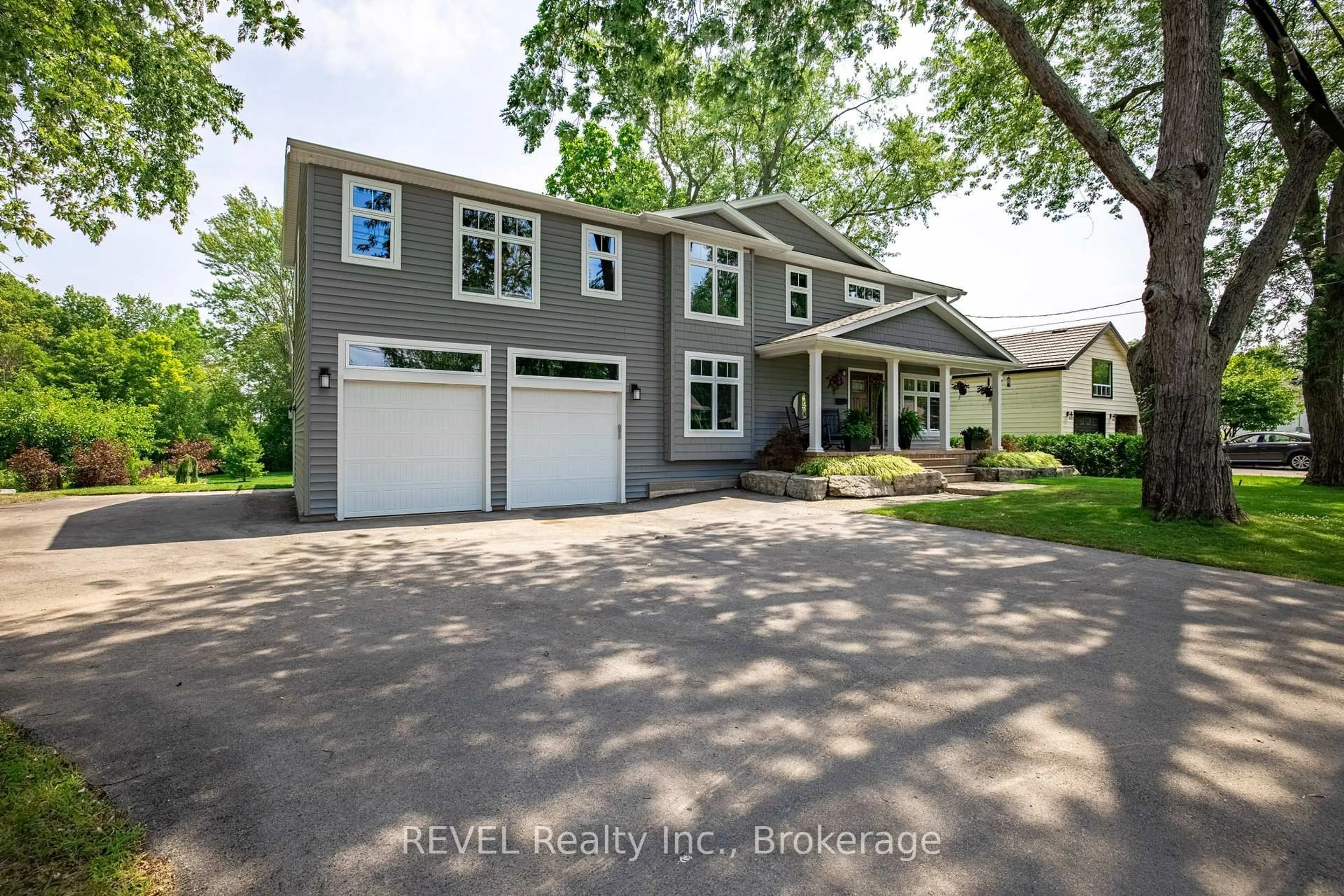 Home with vinyl exterior material, street for 74 Montgomery Rd, Welland Ontario L3C 2Y3