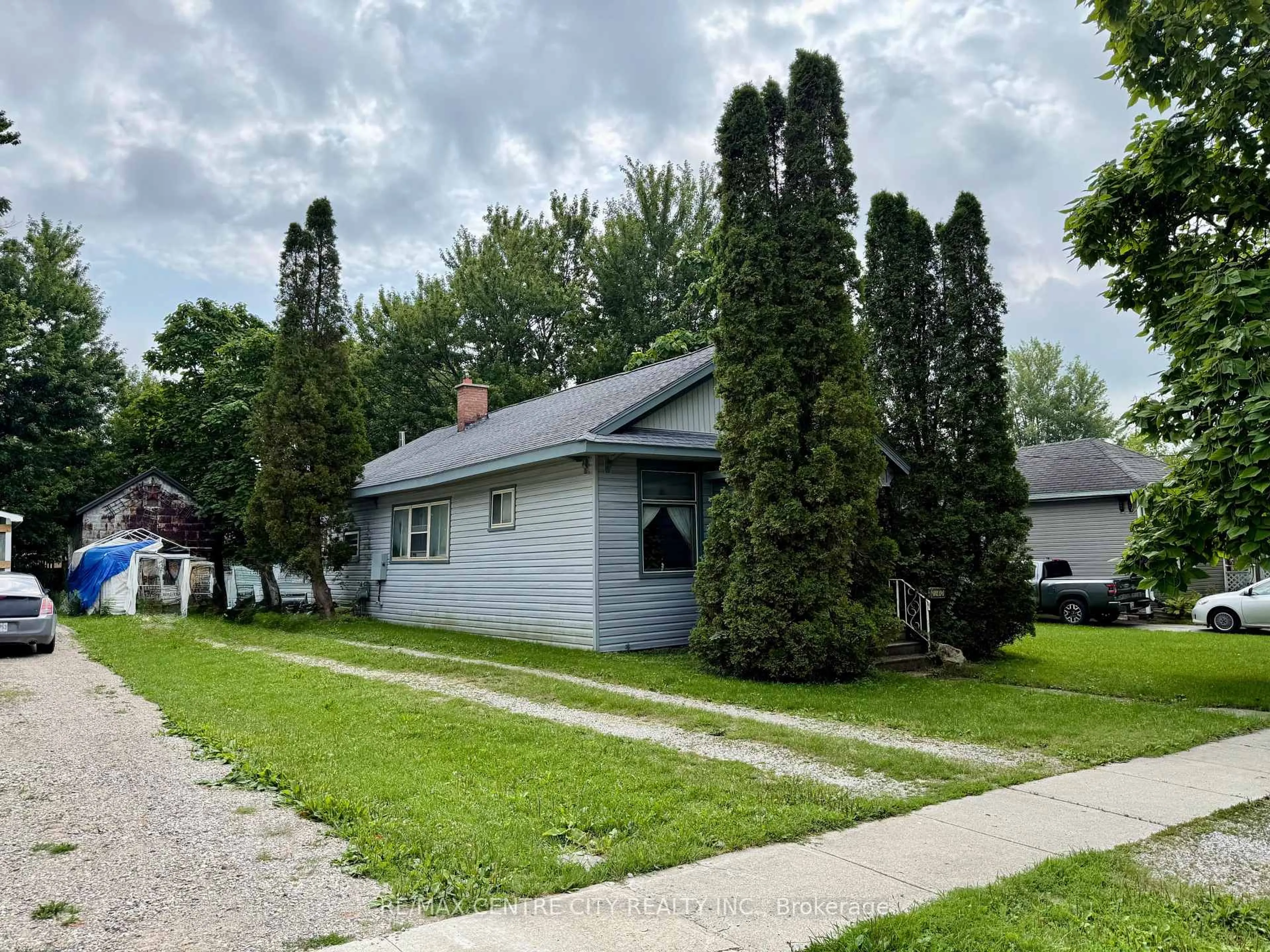 Unknown for 240 King St, Lucan Biddulph Ontario N0M 1V0