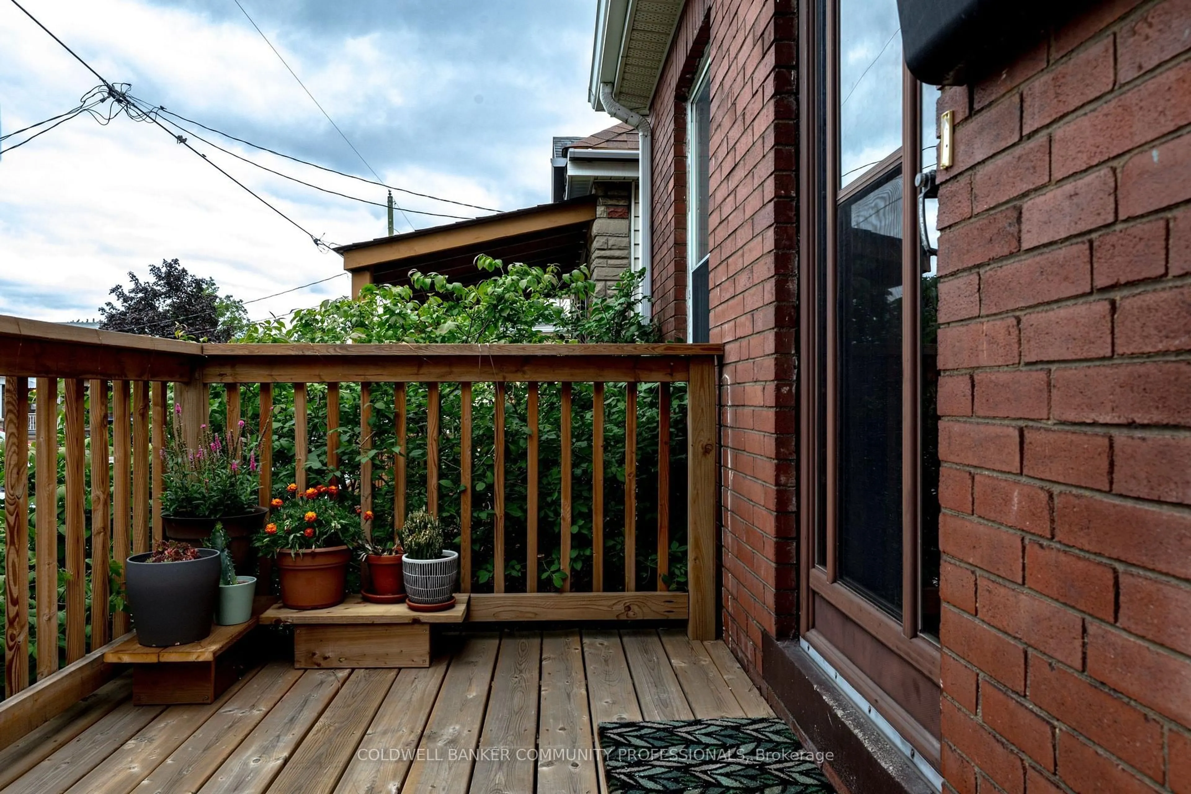 Patio, street for 94 Edgemont St, Hamilton Ontario L8H 4C8