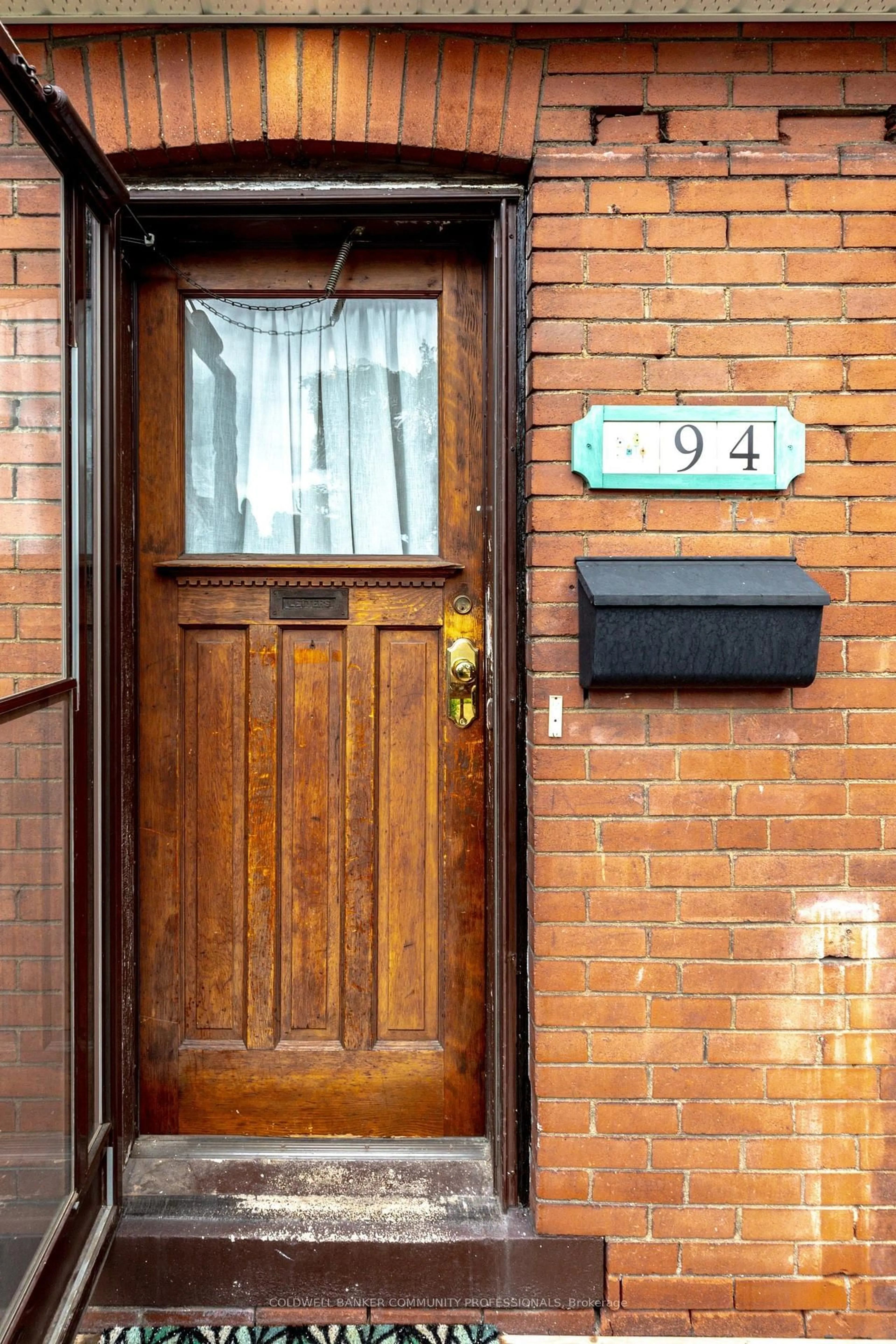 Indoor entryway for 94 Edgemont St, Hamilton Ontario L8H 4C8