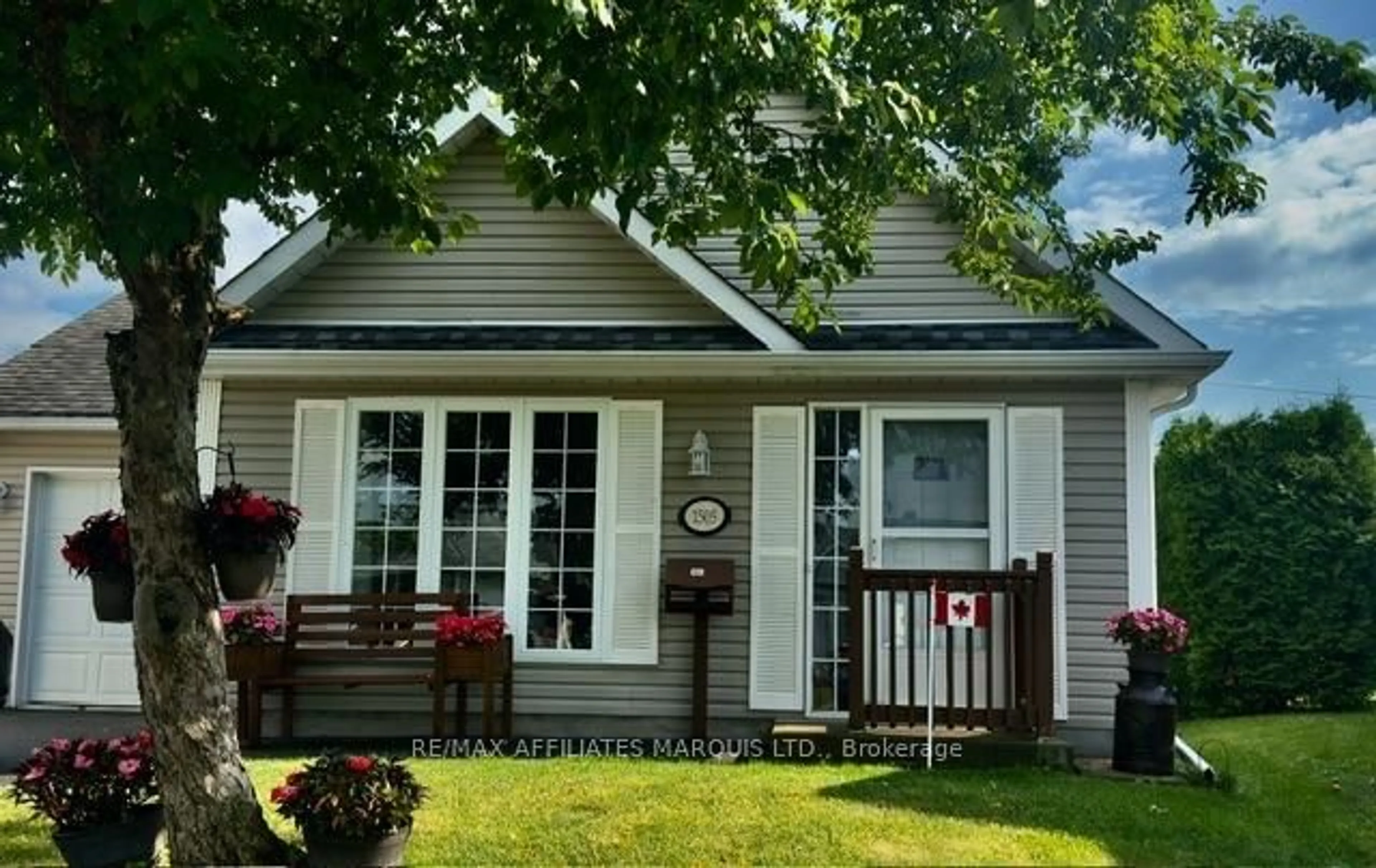 Home with vinyl exterior material, street for 1505 Frank Crt, Cornwall Ontario K6H 7N7