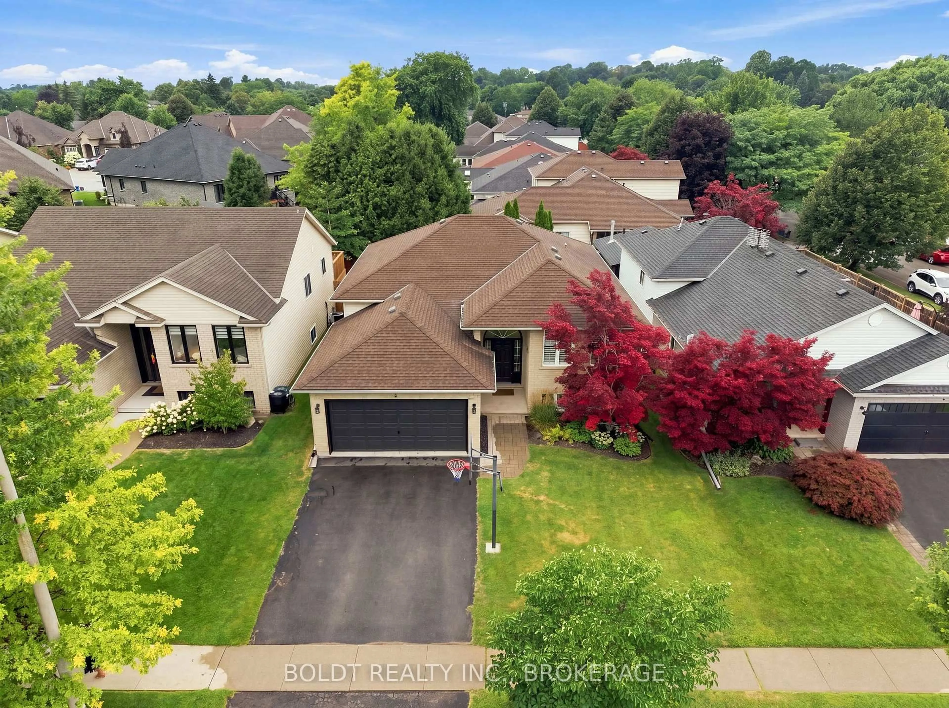 A pic from outside/outdoor area/front of a property/back of a property/a pic from drone, street for 4 Mason Dr, Pelham Ontario L0S 1E4