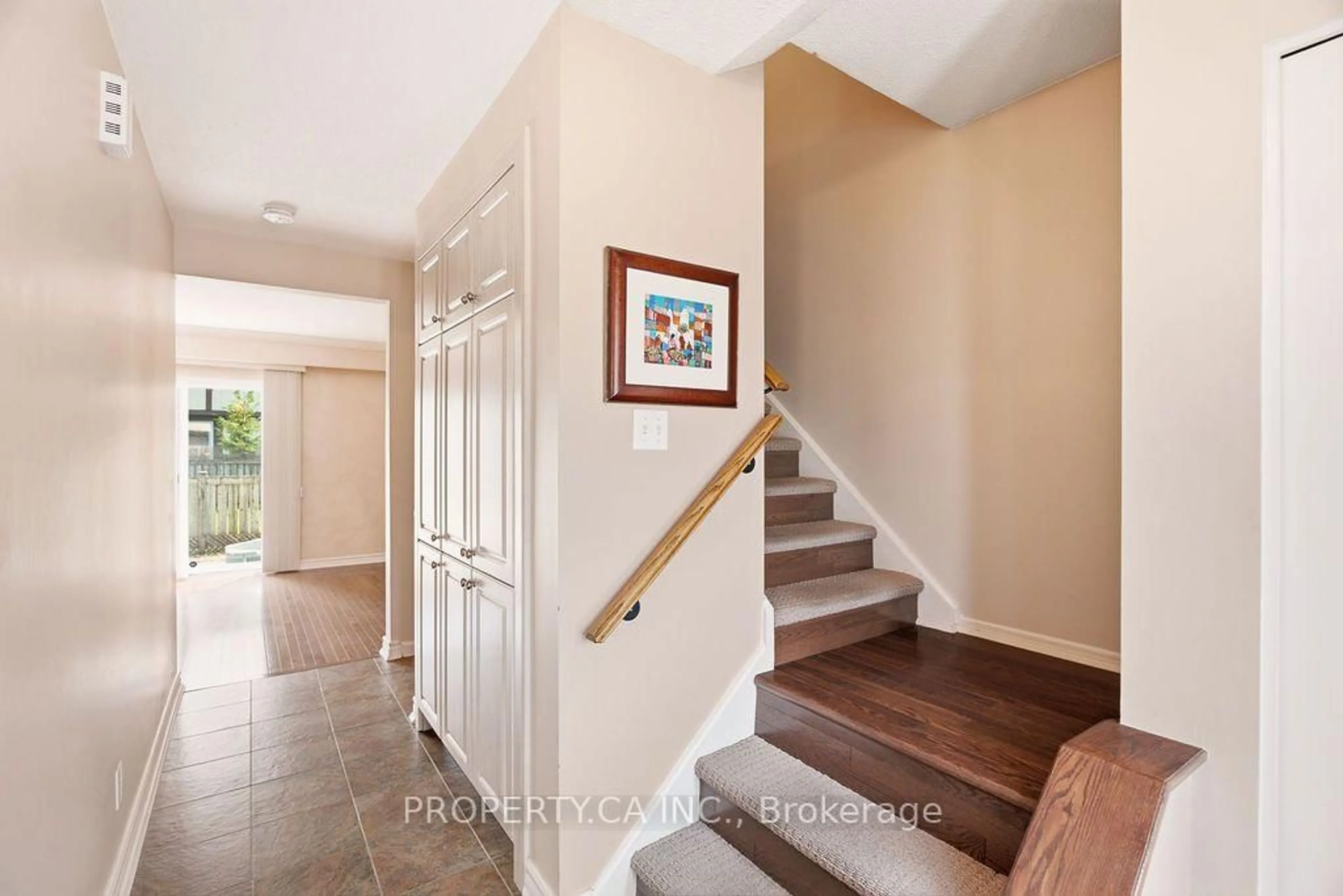 Indoor entryway for 127 Pickford Dr, Kanata Ontario K2L 2C3