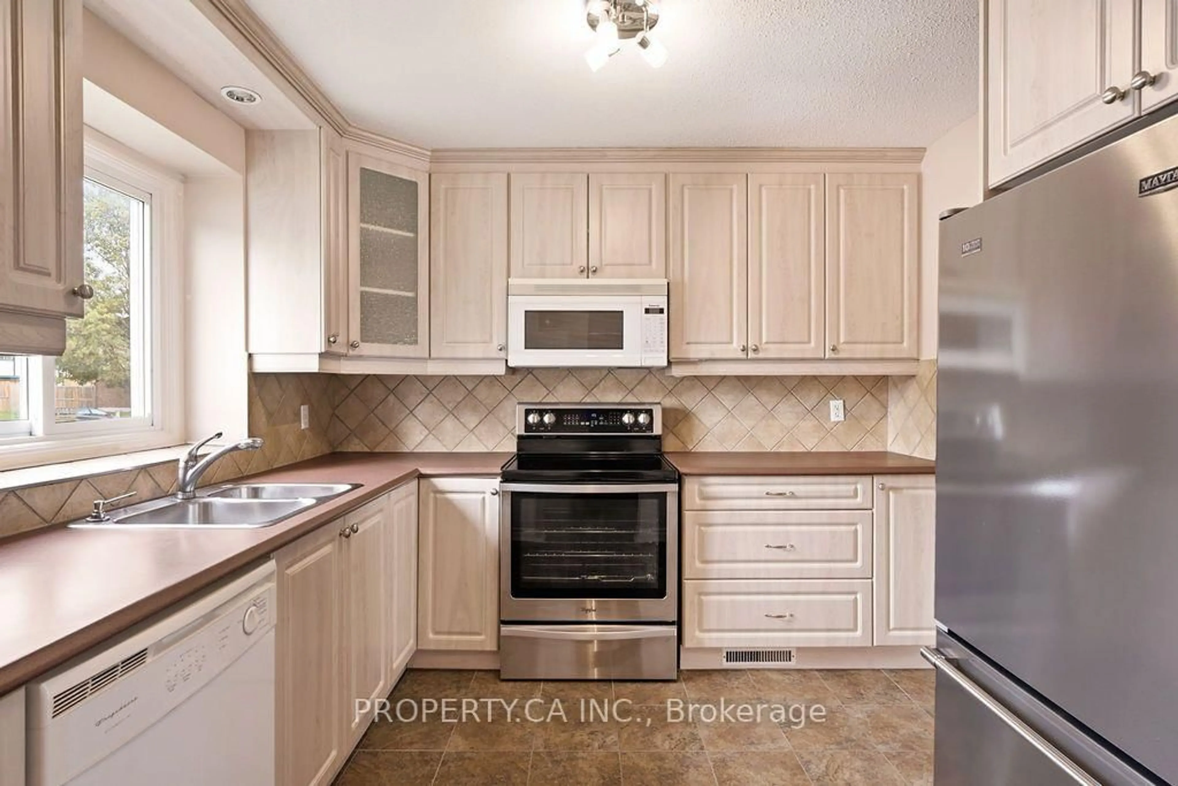 Standard kitchen, ceramic/tile floor for 127 Pickford Dr, Kanata Ontario K2L 2C3