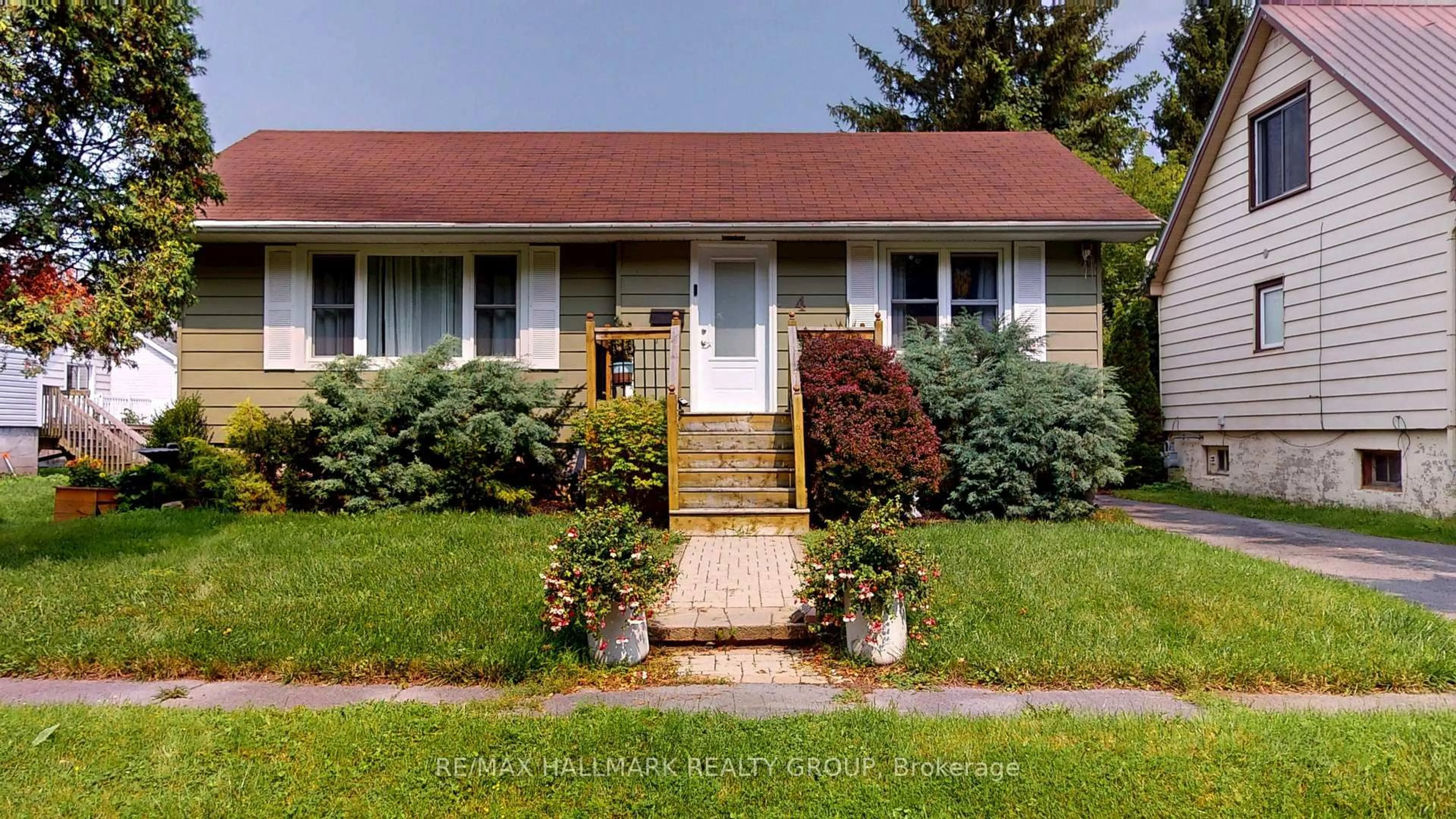 Home with vinyl exterior material, street for 4 King St, Cornwall Ontario K6J 1J8