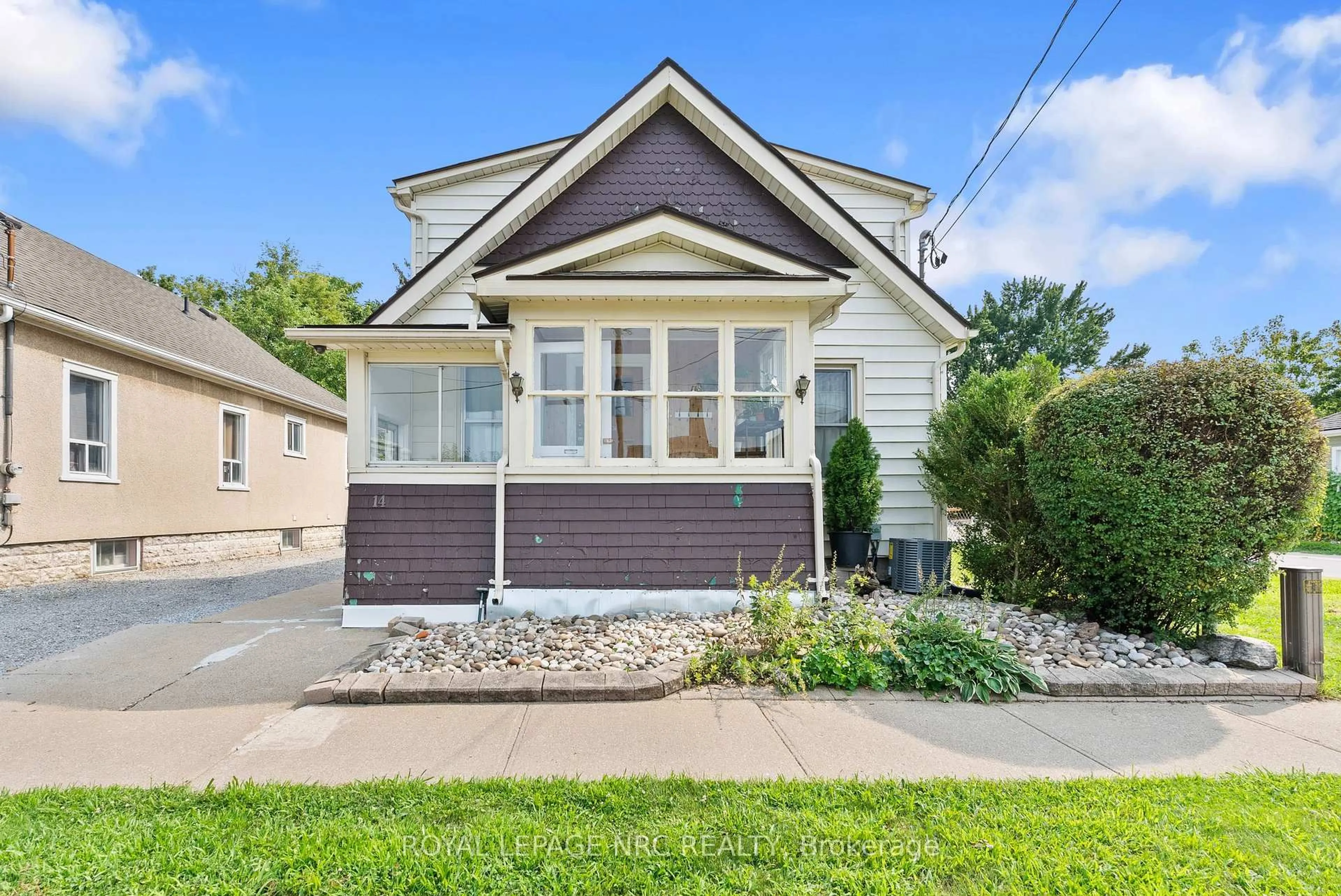 Home with vinyl exterior material, street for 14 Heatherington St, St. Catharines Ontario L2R 2G5