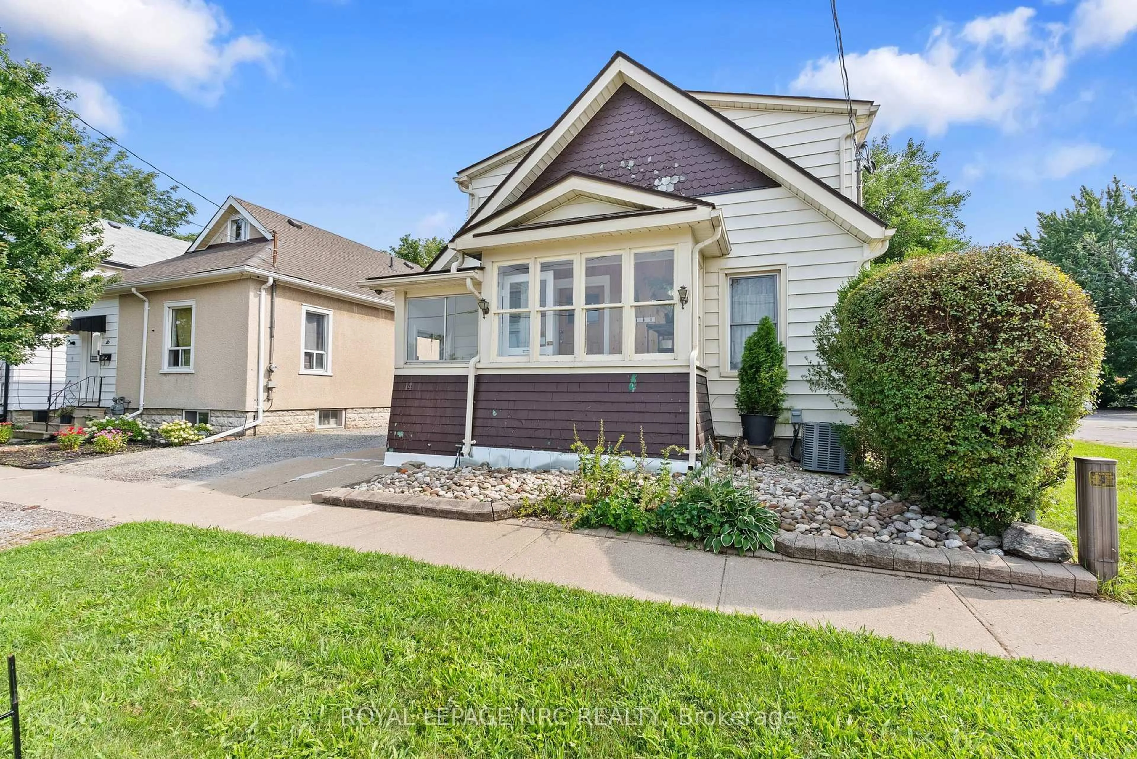 Home with vinyl exterior material, street for 14 Heatherington St, St. Catharines Ontario L2R 2G5