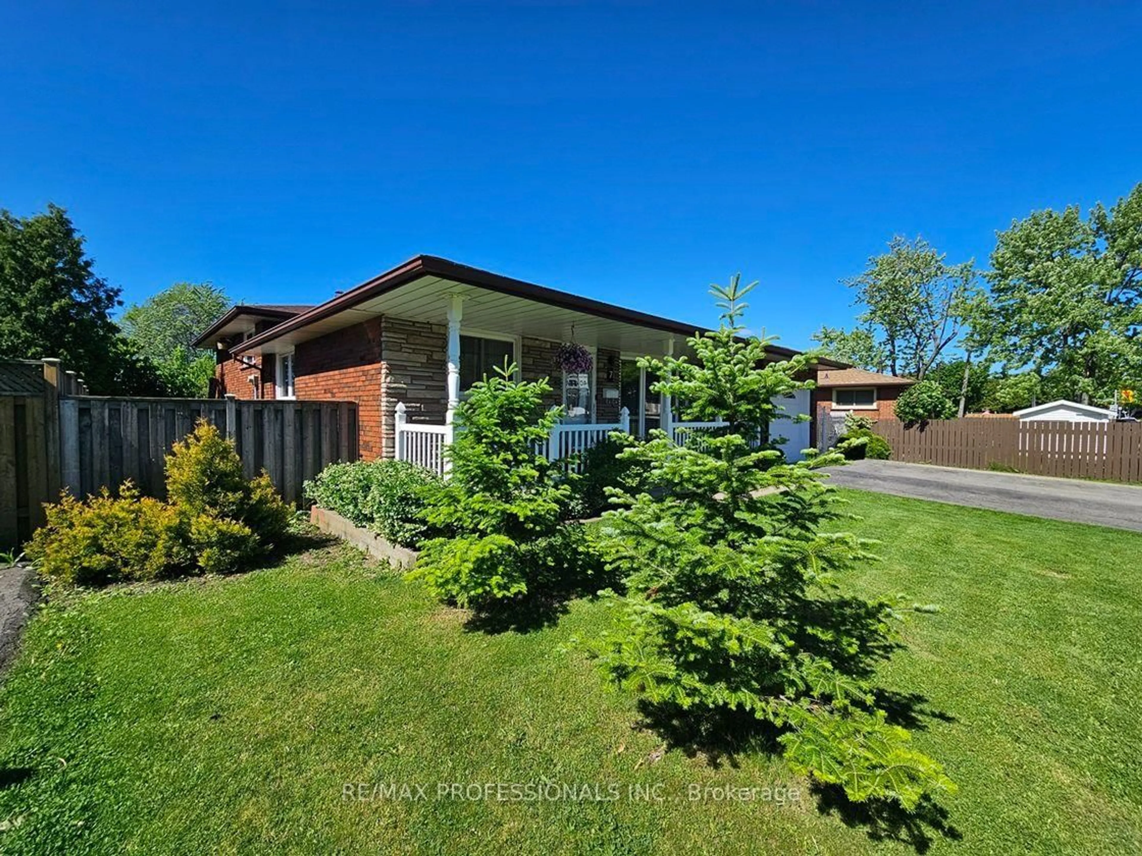 A pic from outside/outdoor area/front of a property/back of a property/a pic from drone, street for 7 Berko Ave, Hamilton Ontario L8V 2P8