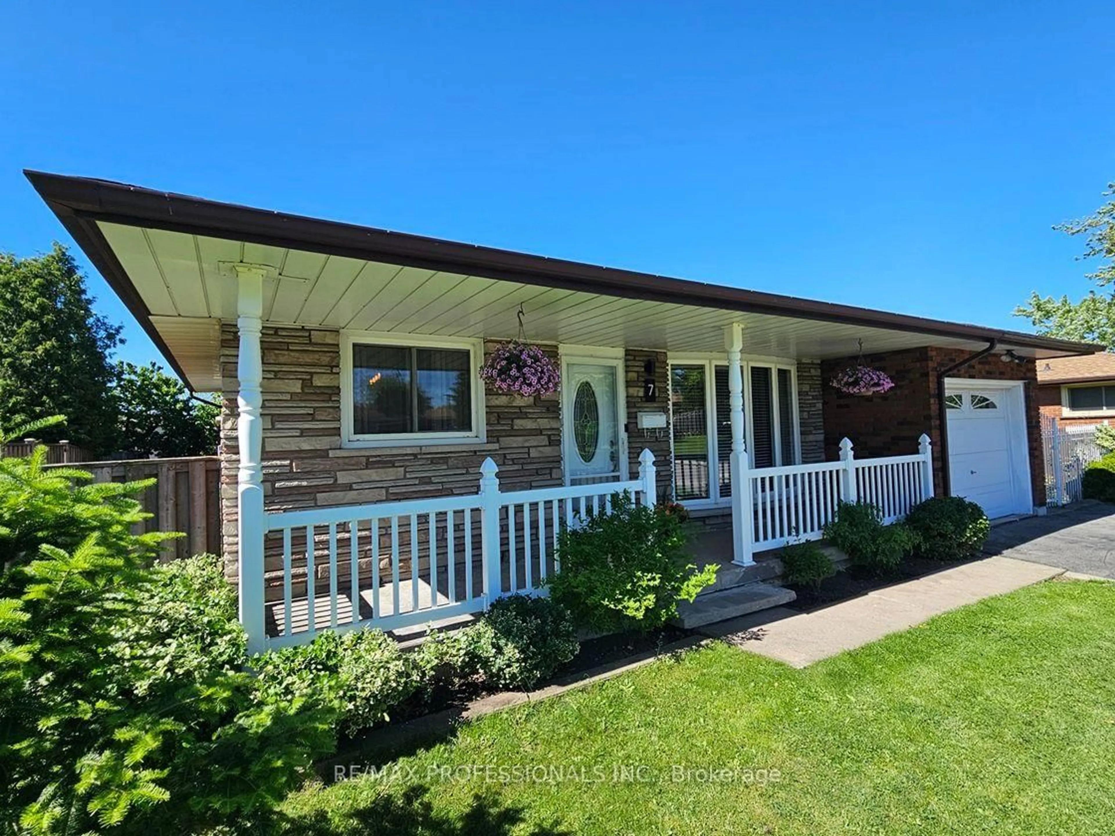 Home with vinyl exterior material, unknown for 7 Berko Ave, Hamilton Ontario L8V 2P8