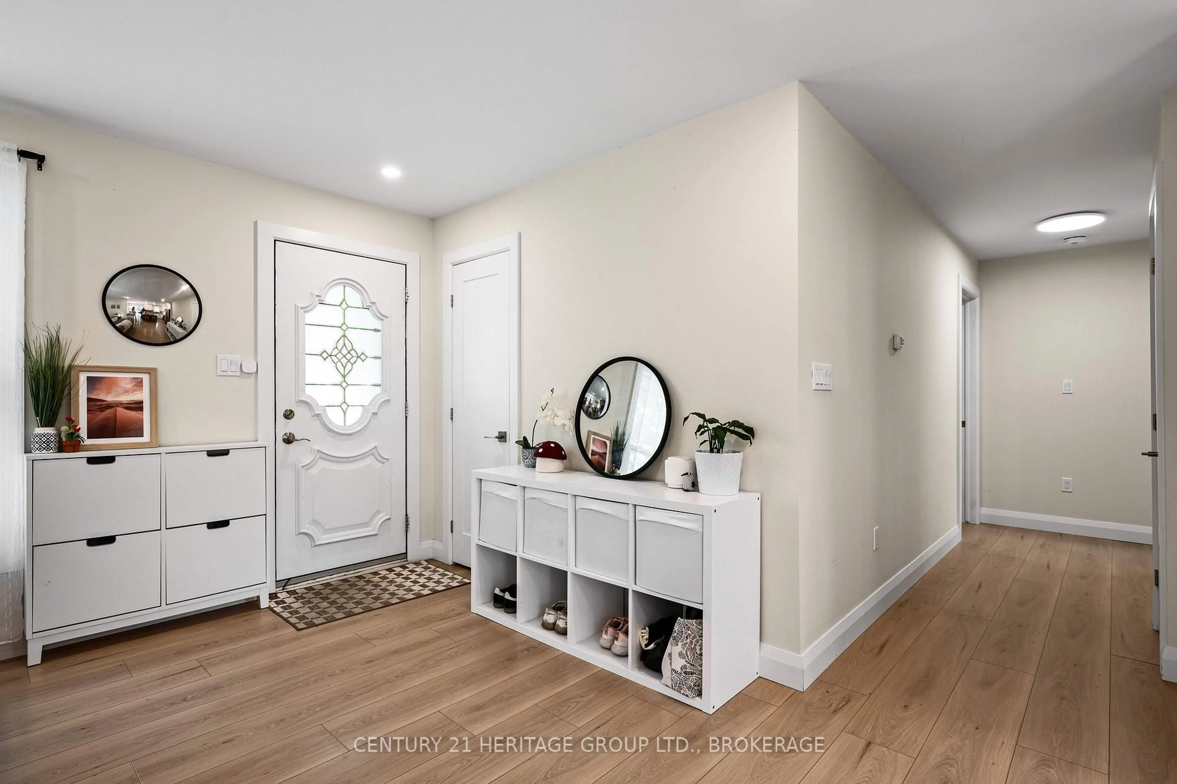 Indoor entryway for 925 Woodbine Rd, Kingston Ontario K7P 2X4