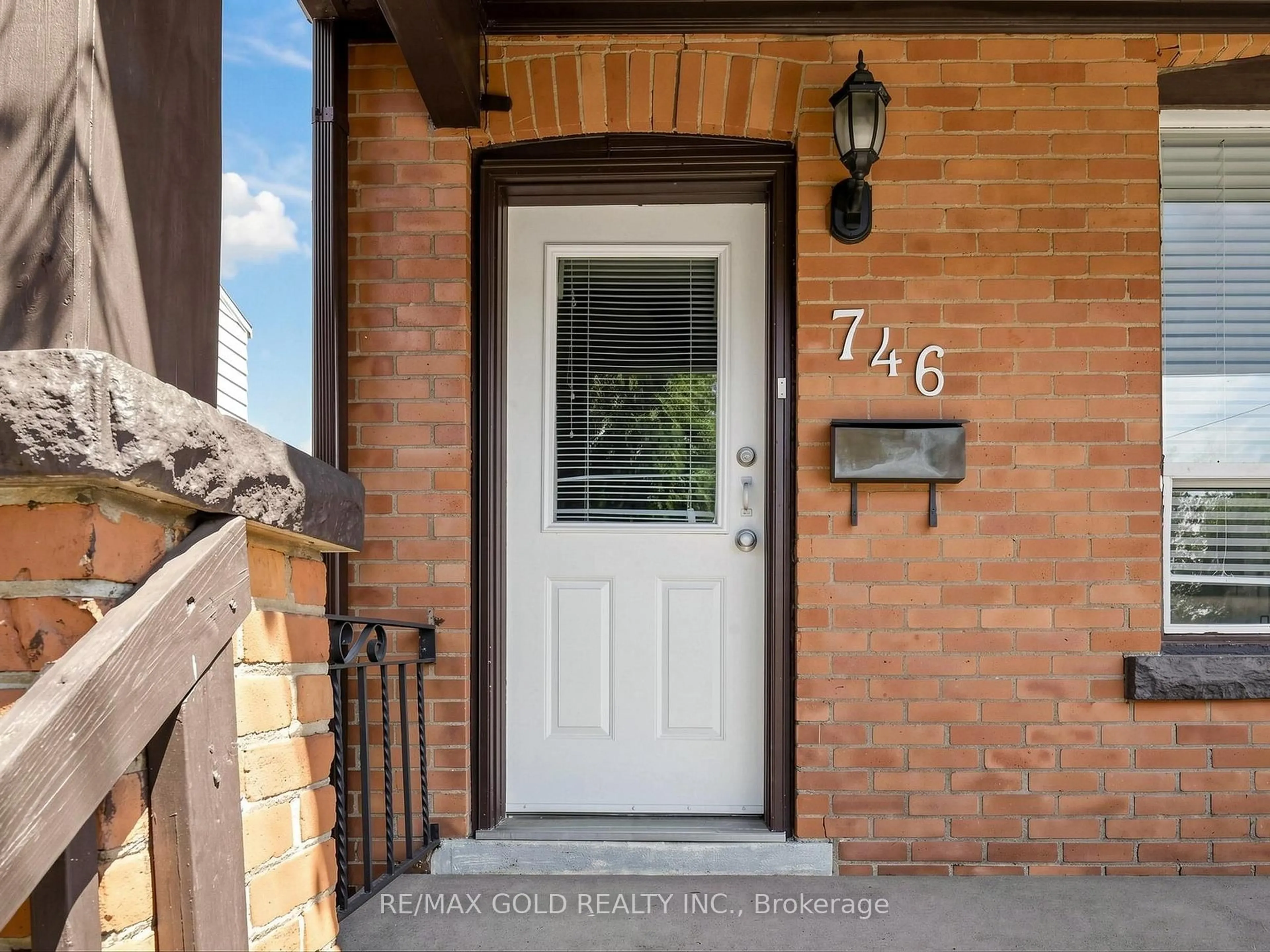 Indoor entryway for 746 King St, Hamilton Ontario L8S 1J8