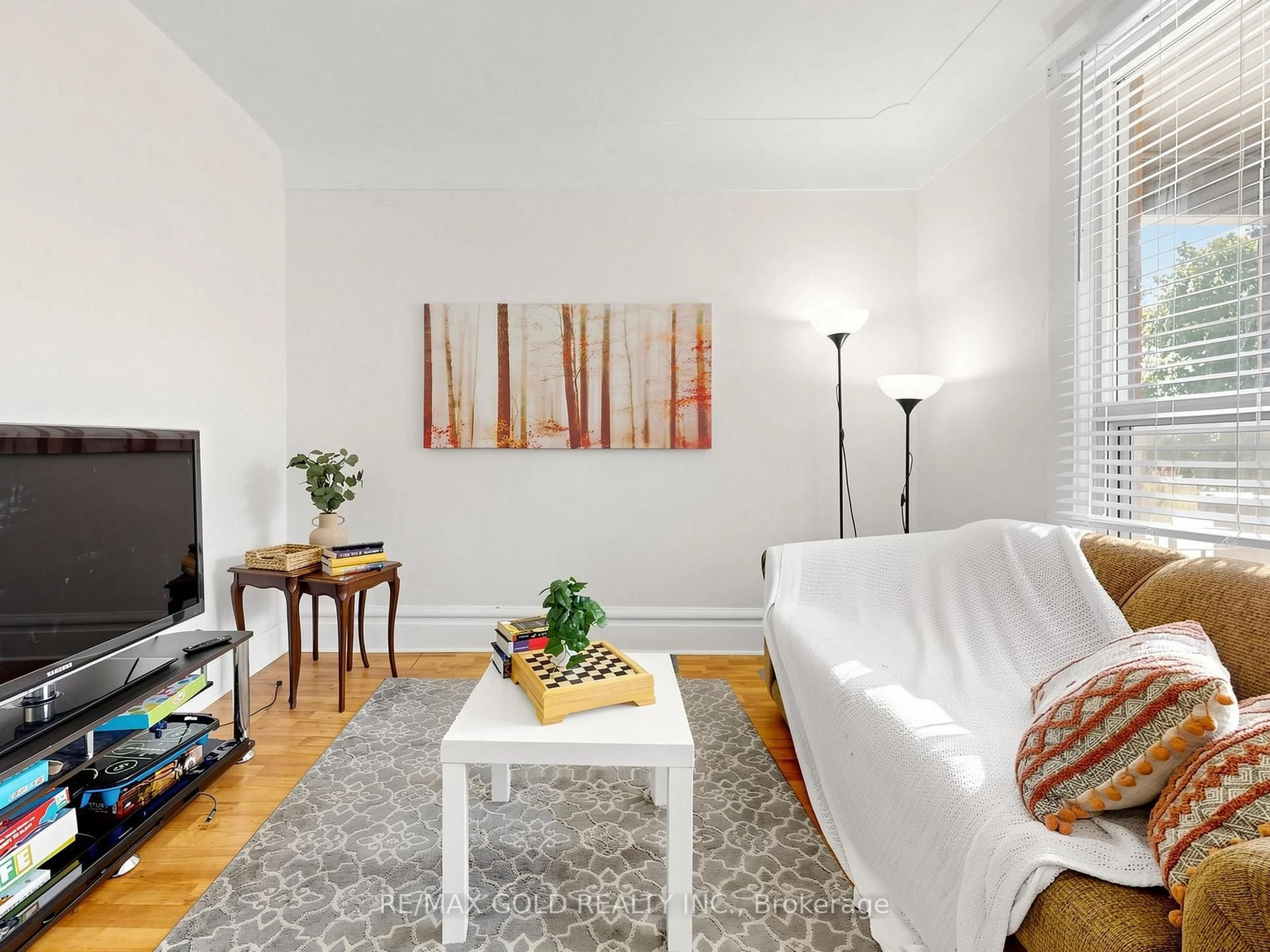 Living room with furniture, wood/laminate floor for 746 King St, Hamilton Ontario L8S 1J8