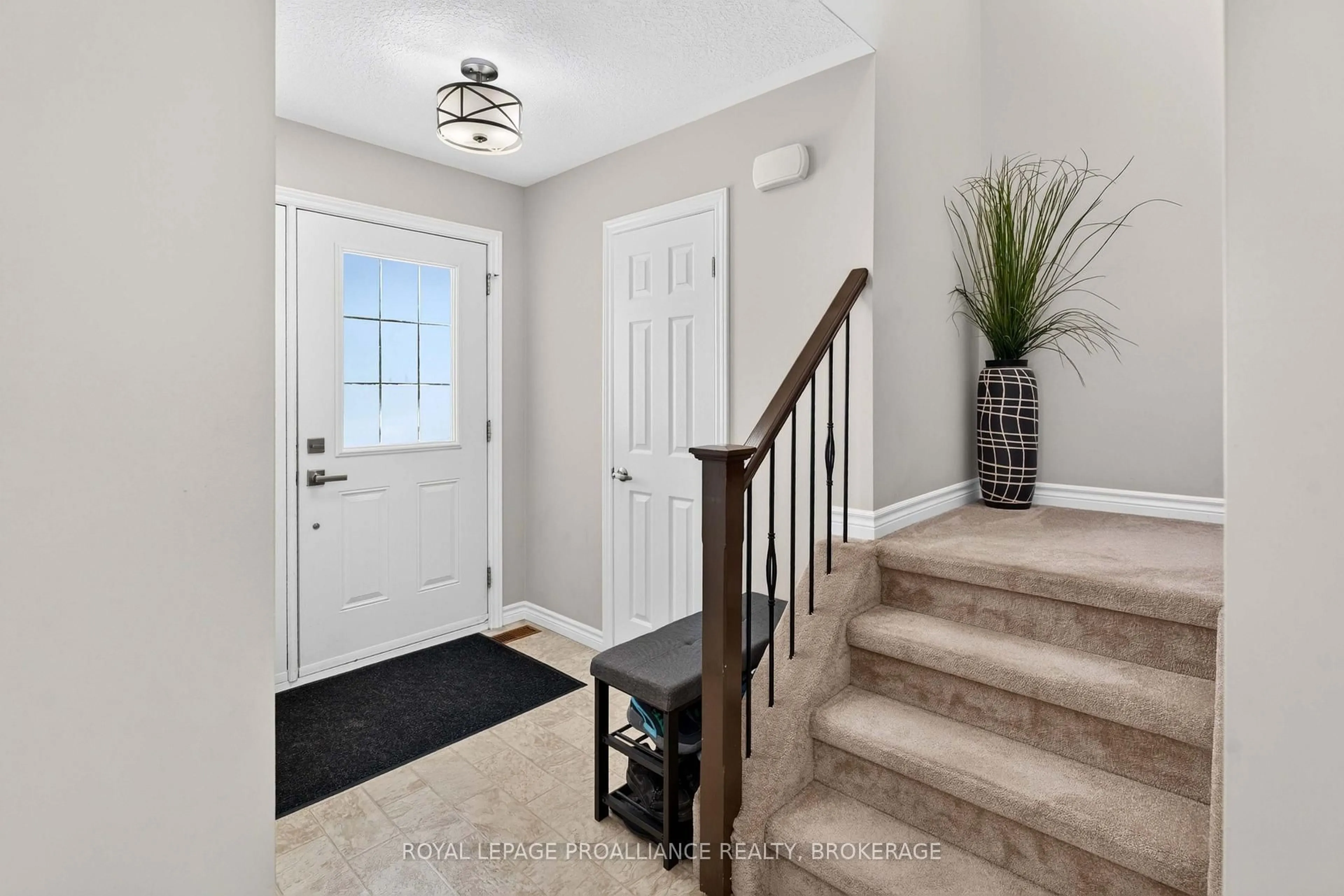 Indoor entryway for 1447 Hanover Dr, Kingston Ontario K7P 0B5