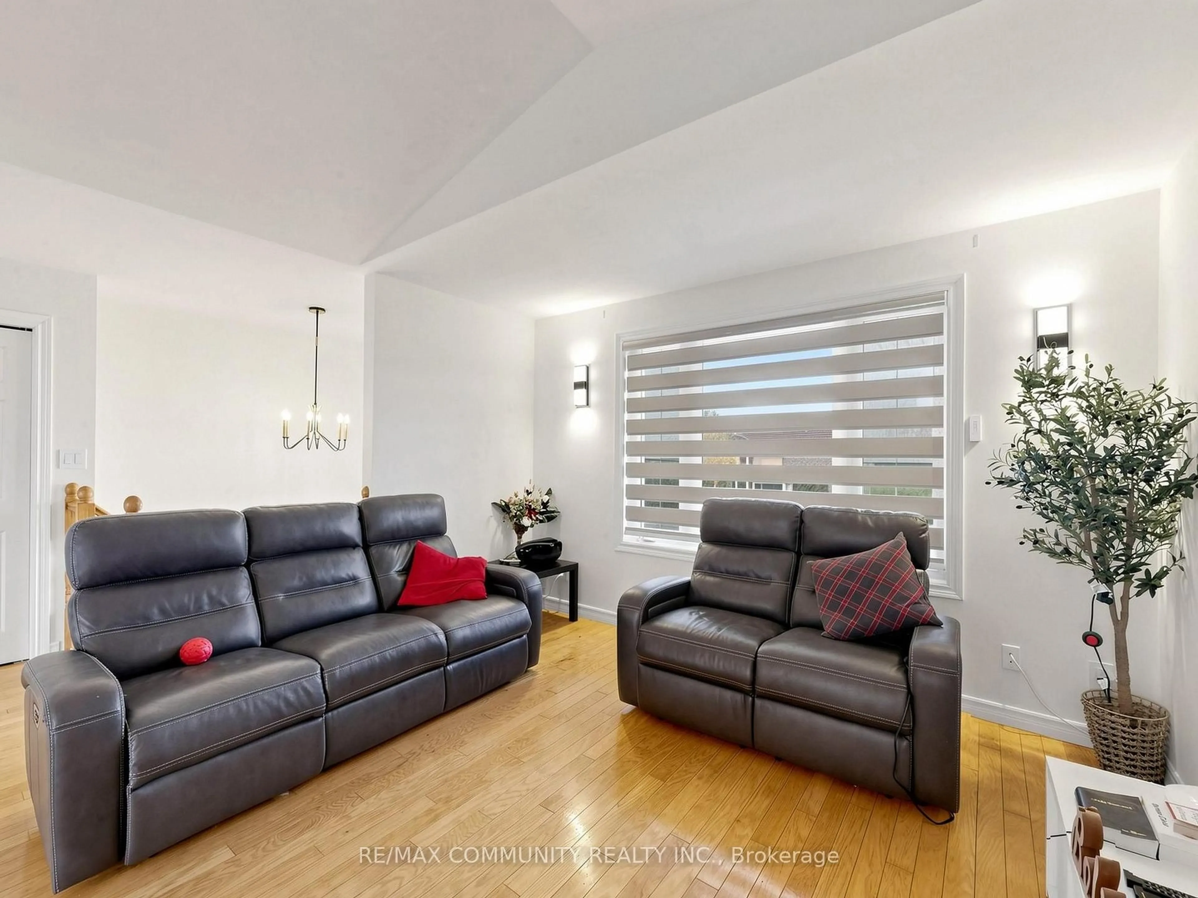 Living room with furniture, wood/laminate floor for 20 Landon Ave, Norfolk Ontario N3Y 5J8