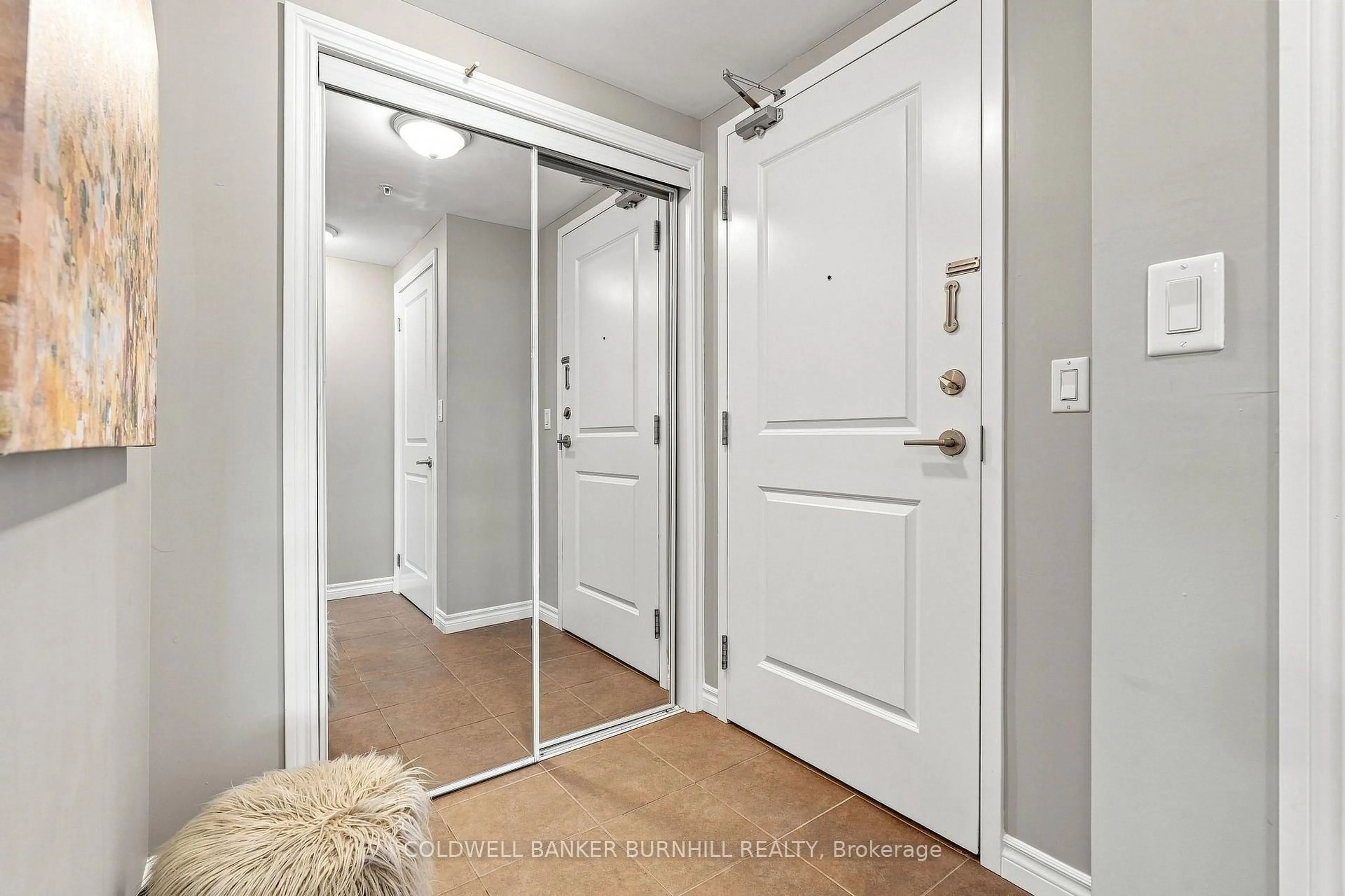 Indoor entryway for 427 Aberdeen Ave #105, Hamilton Ontario L8P 2S4