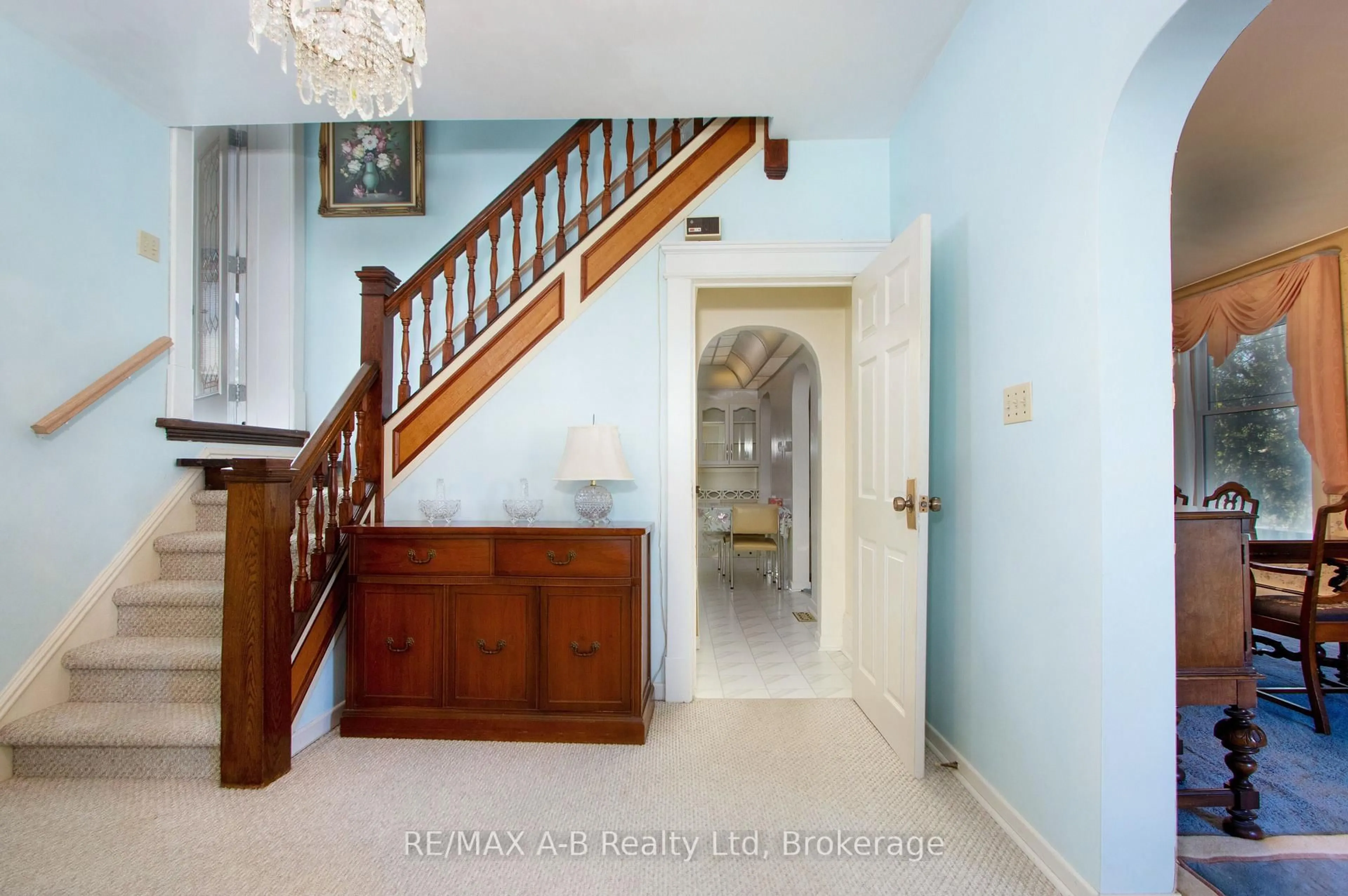 Indoor foyer for 235 William St, Stratford Ontario N5A 4Y2