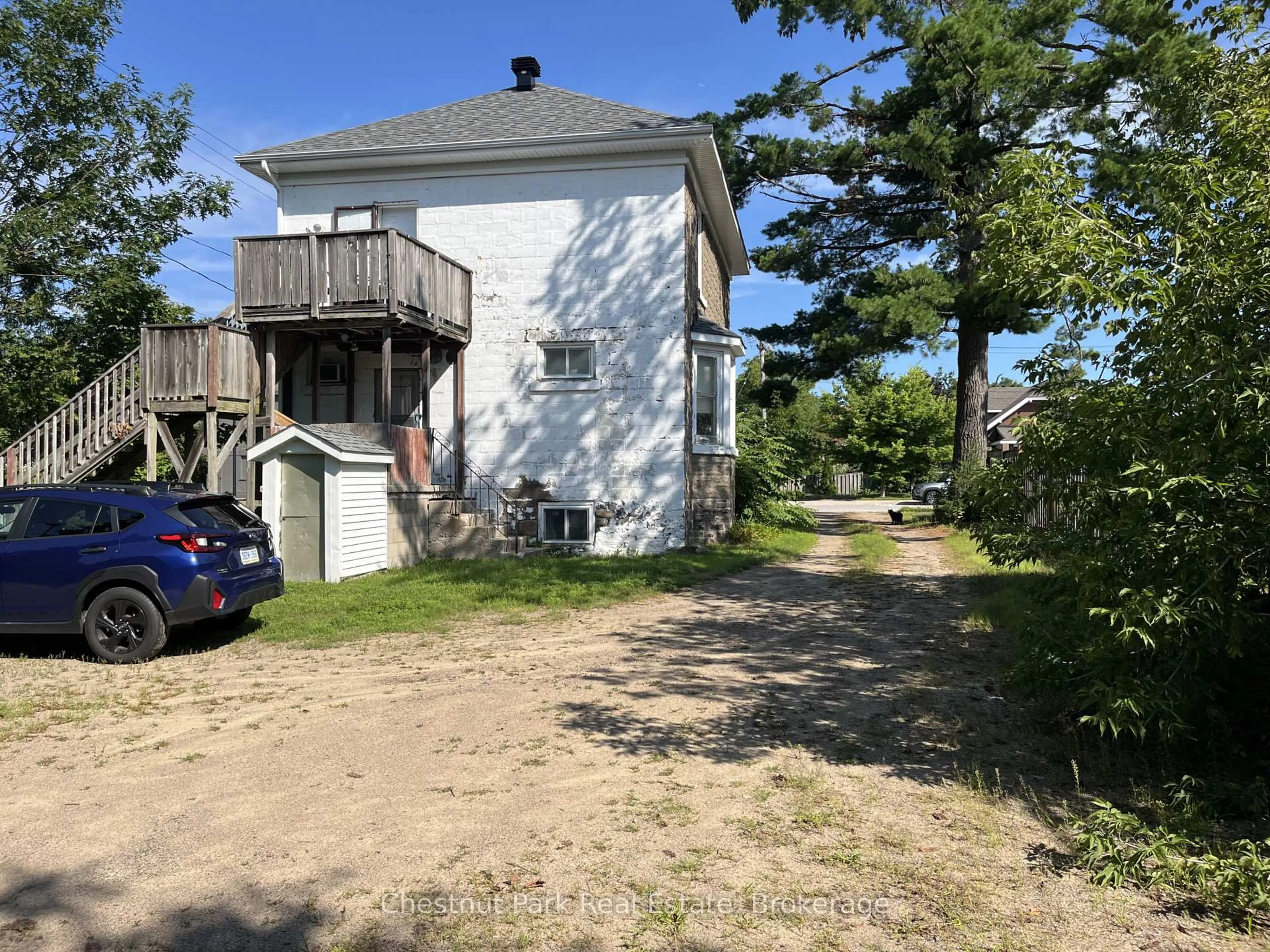 A pic from outside/outdoor area/front of a property/back of a property/a pic from drone, street for 151 Royal St, Gravenhurst Ontario P1P 1H5