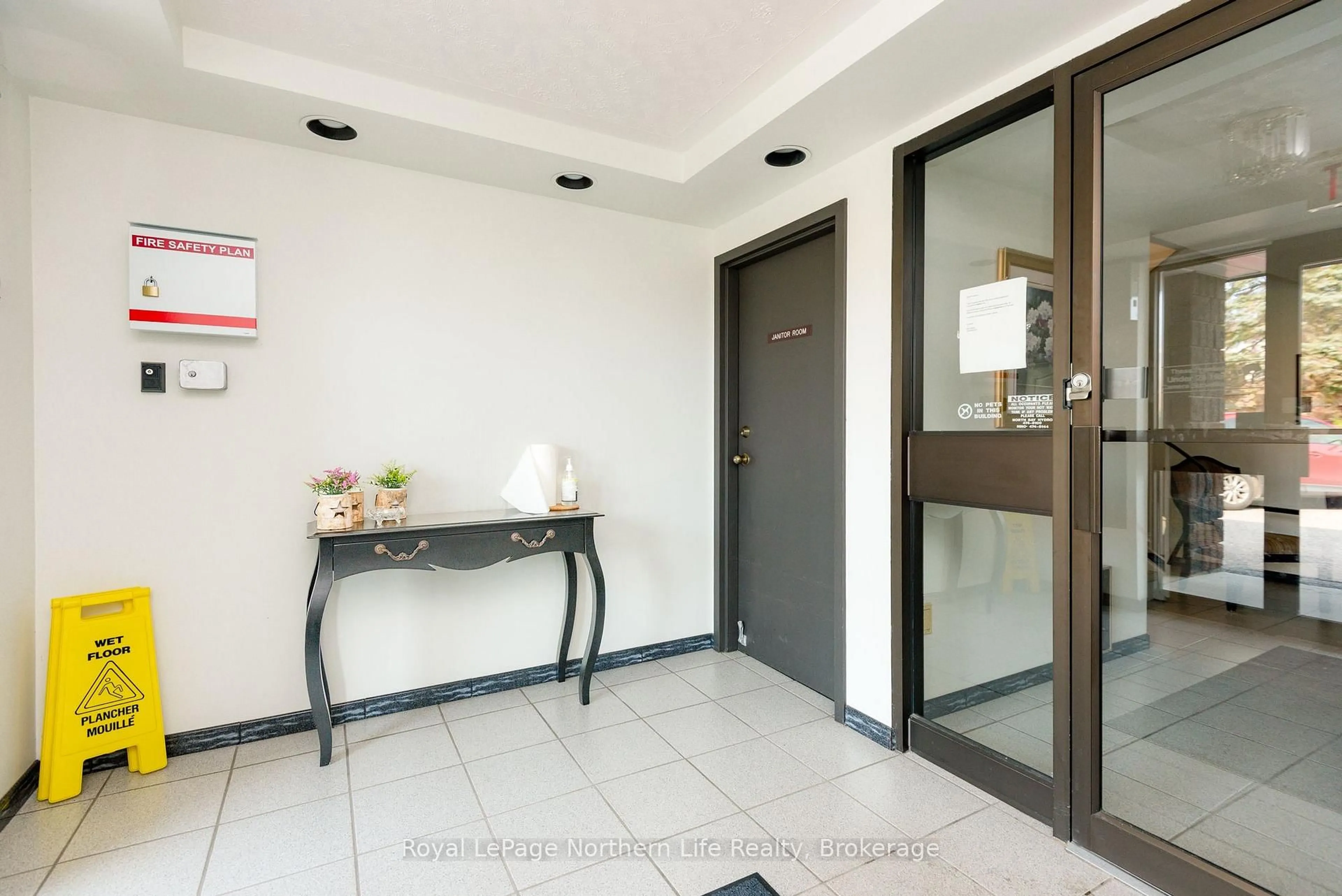 Indoor foyer for 1425 High St #204, North Bay Ontario P1B 9N3