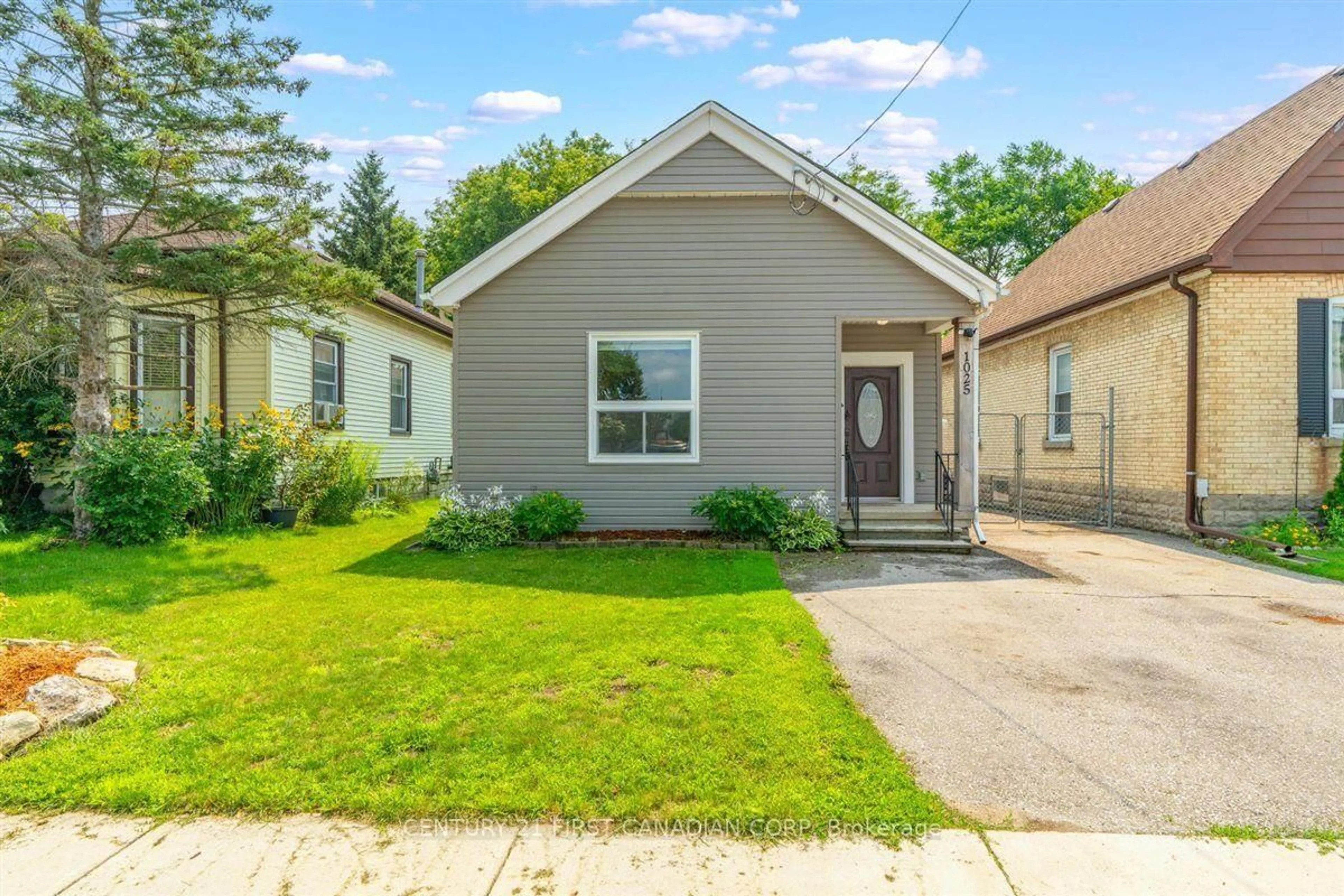 Home with vinyl exterior material, street for 1025 King St, London East Ontario N5W 2X7