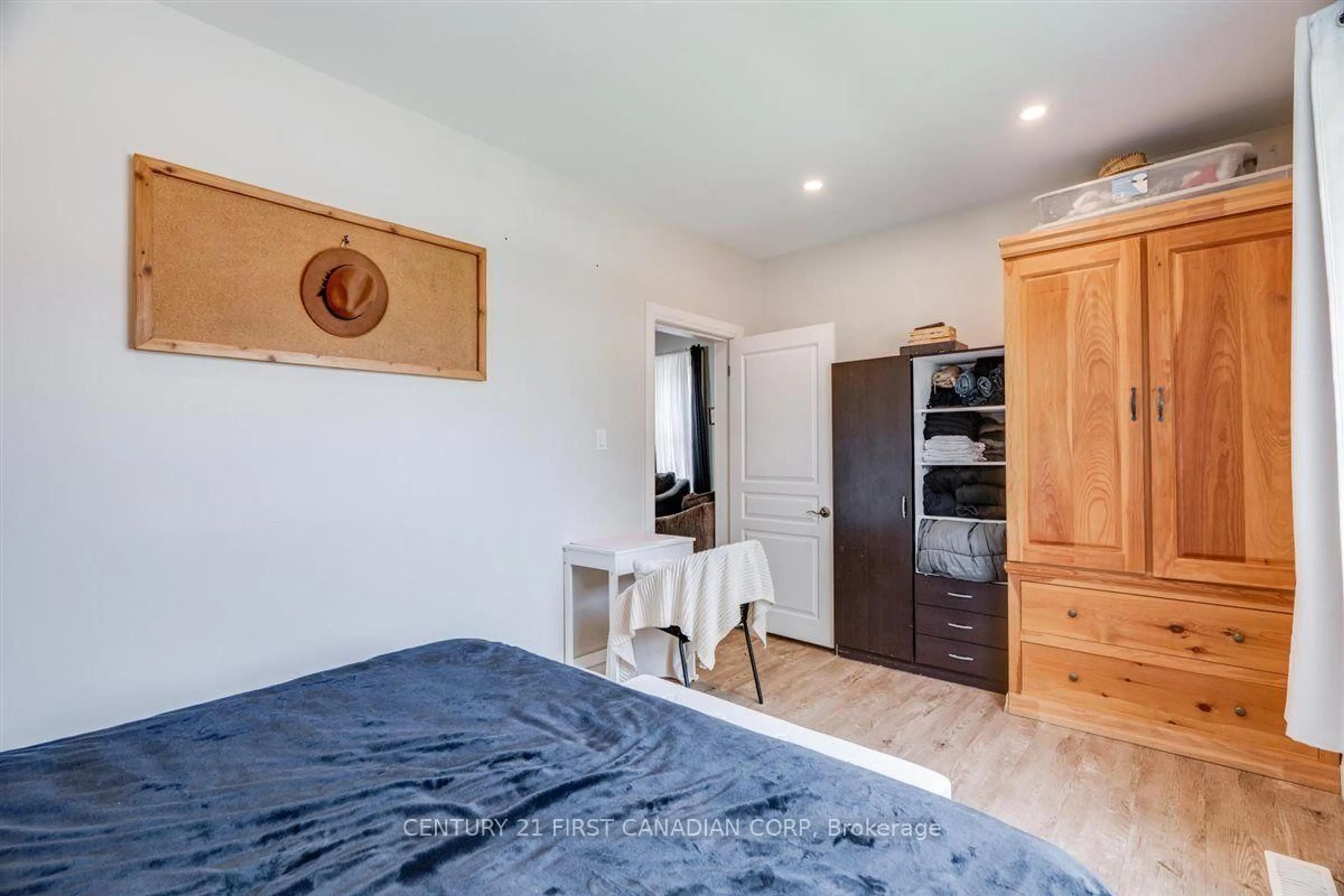 A pic of a room for 1025 King St, London East Ontario N5W 2X7