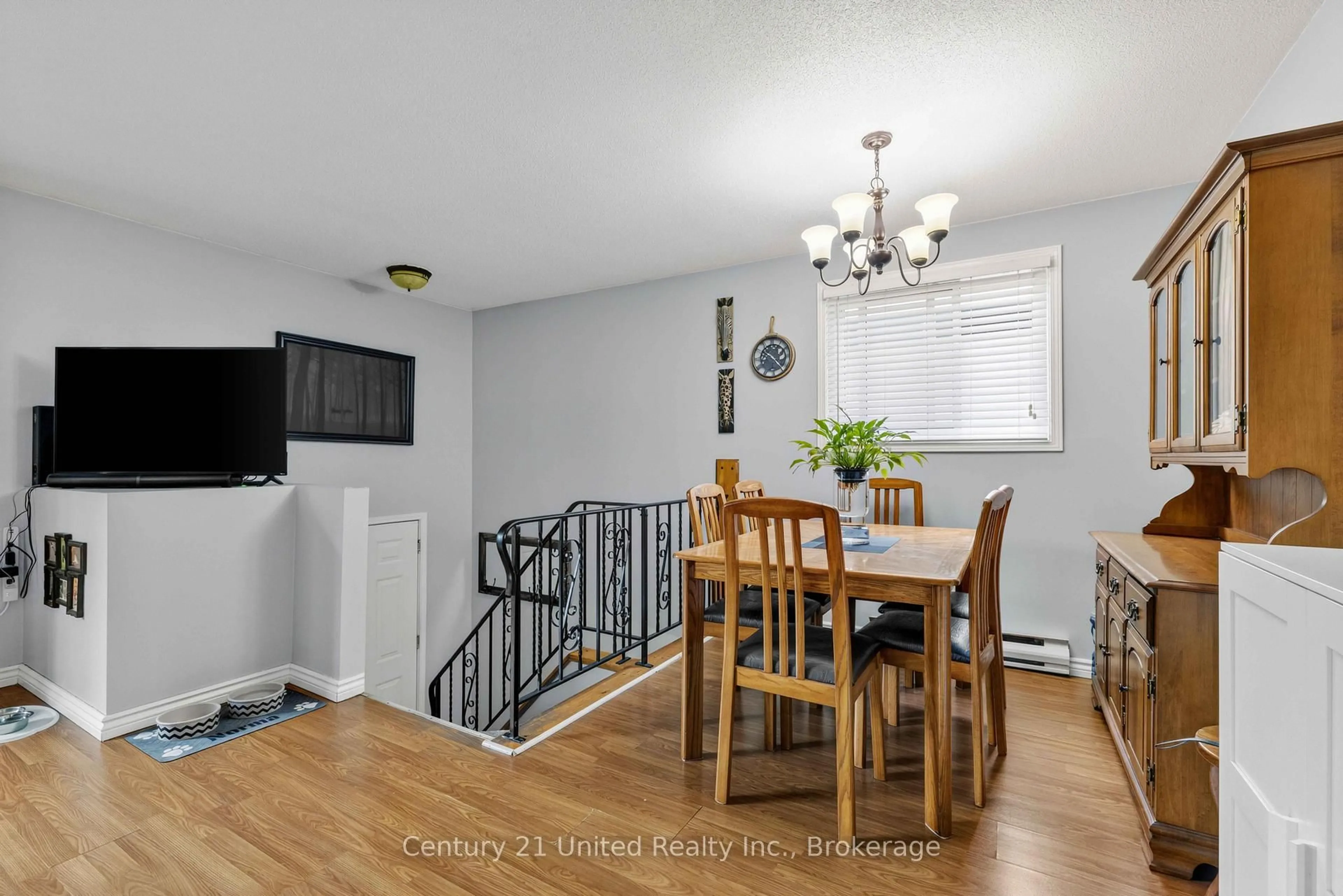 Dining room, wood/laminate floor for 718 Mountain Ash Rd, Peterborough Ontario K9J 8K1