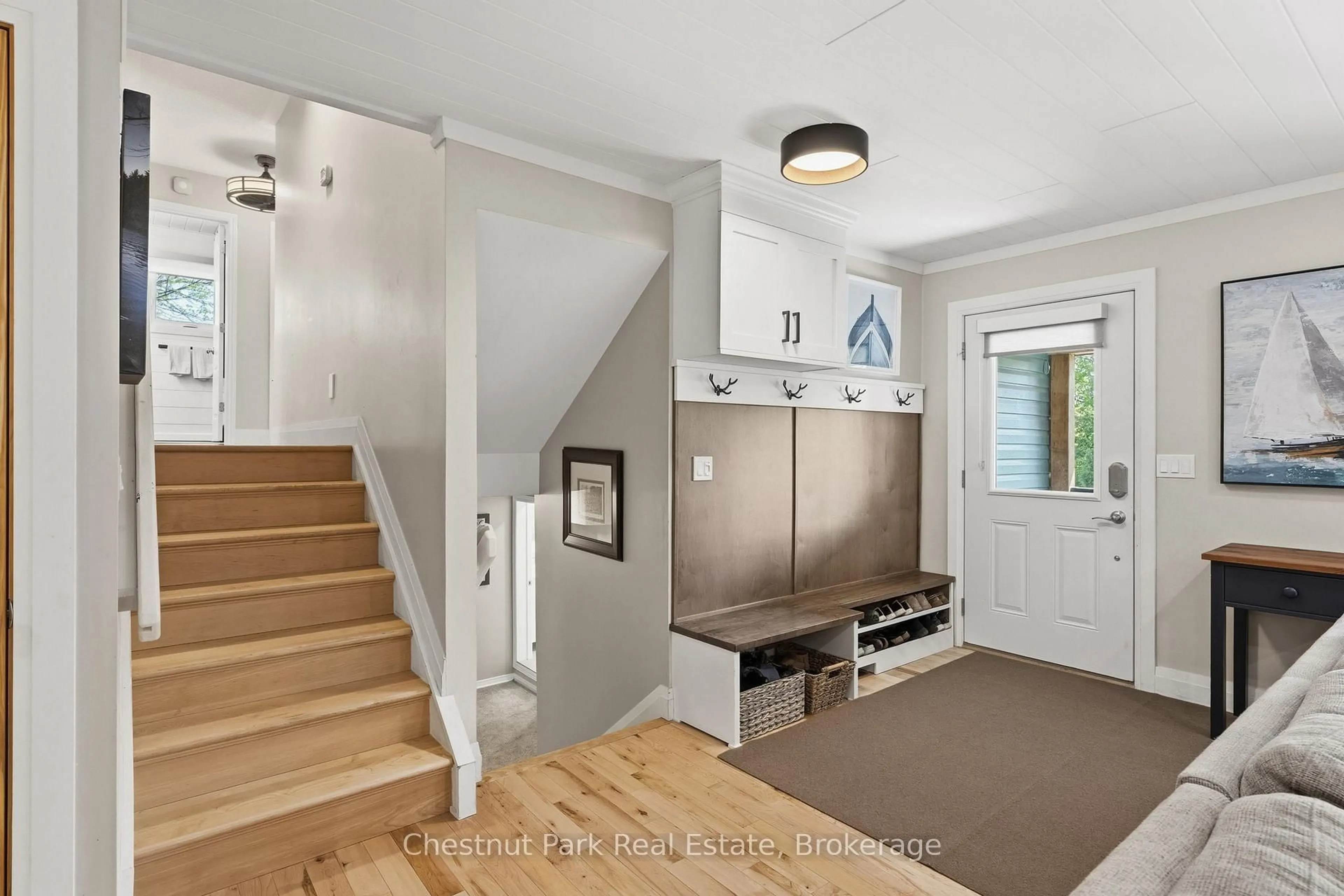 Indoor entryway for 22 Morgan Heights Dr, Huntsville Ontario P1H 1B7