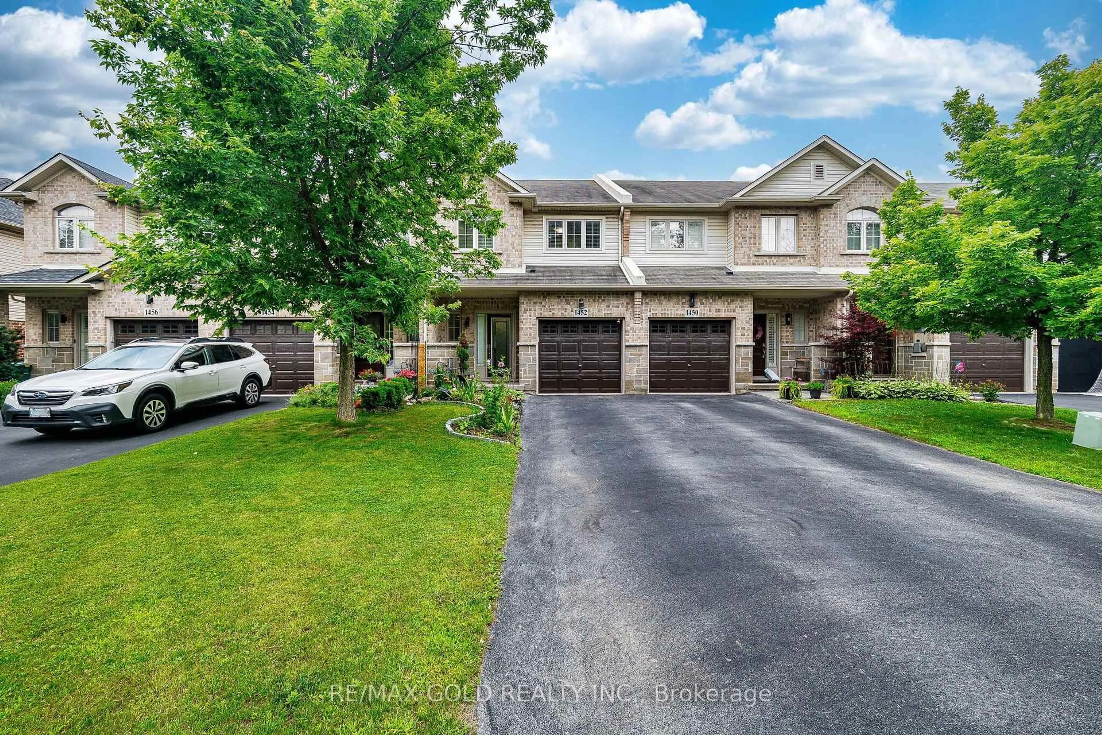 A pic from outside/outdoor area/front of a property/back of a property/a pic from drone, street for 1452 Baseline Rd, Hamilton Ontario L8E 0G3