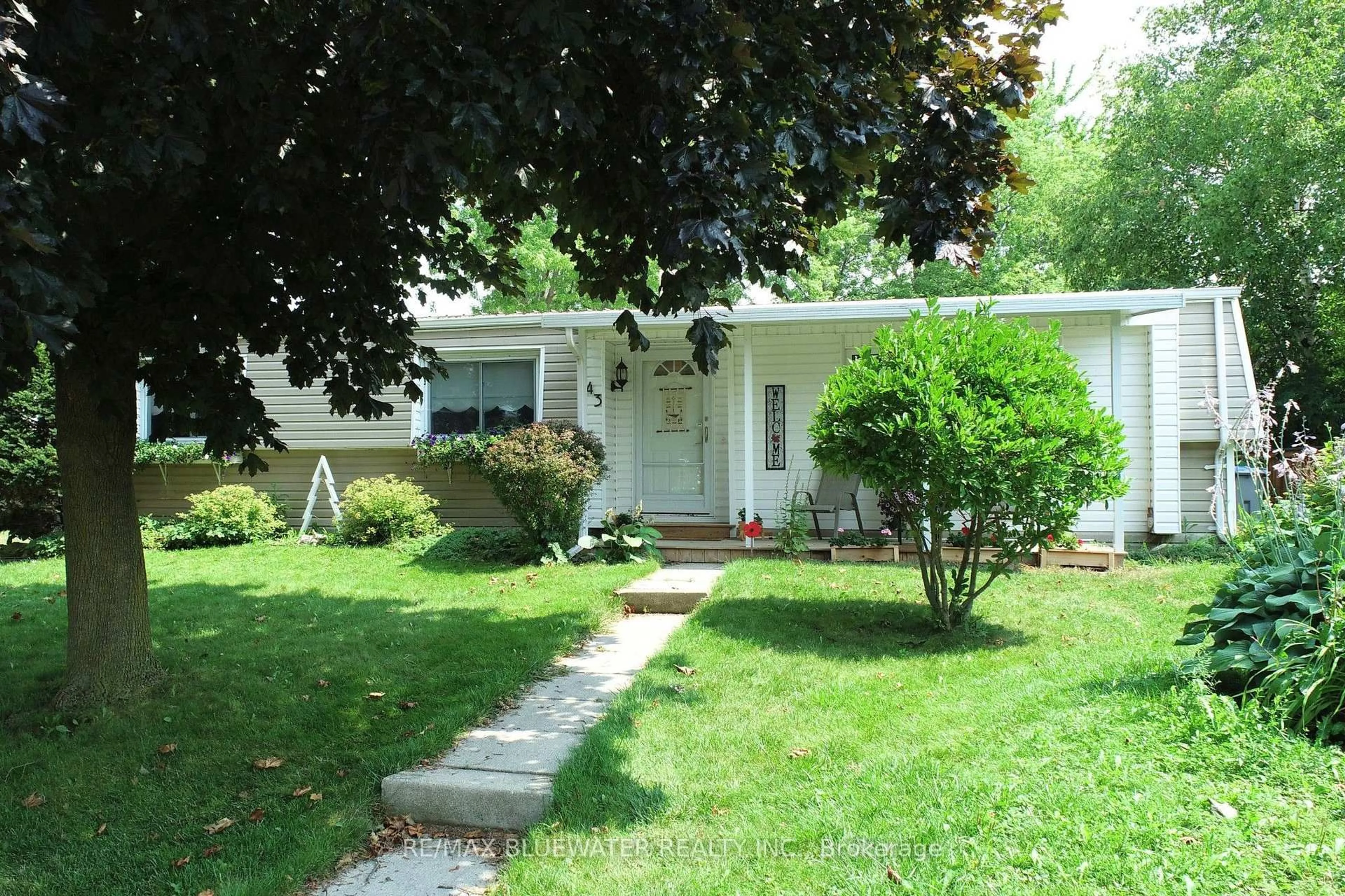 Unknown for 43 St Andrews Pl, South Huron Ontario N0M 1T0