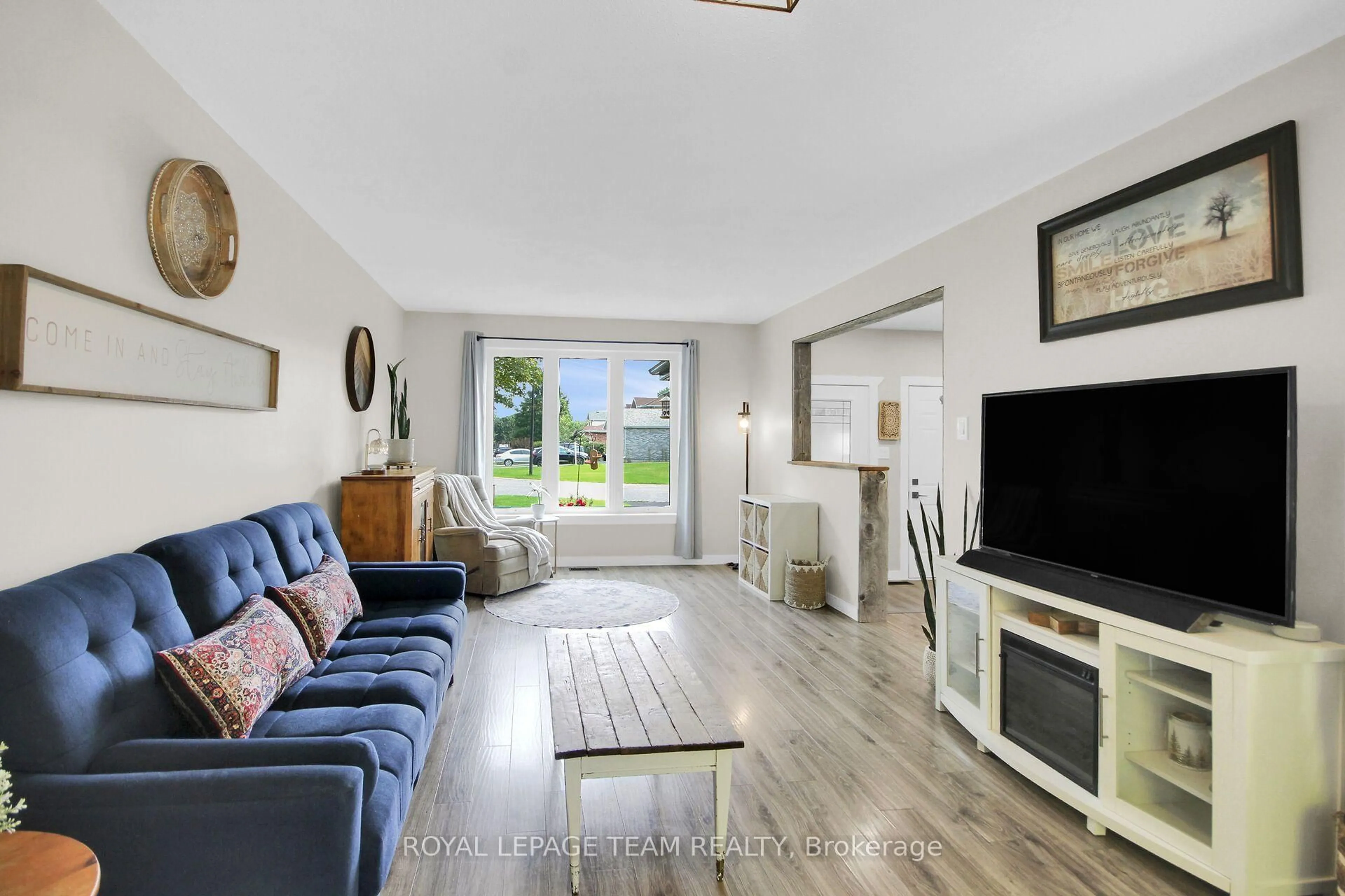 Living room with furniture, unknown for 36 Steggall Cres, Stittsville Ontario K2S 1S4